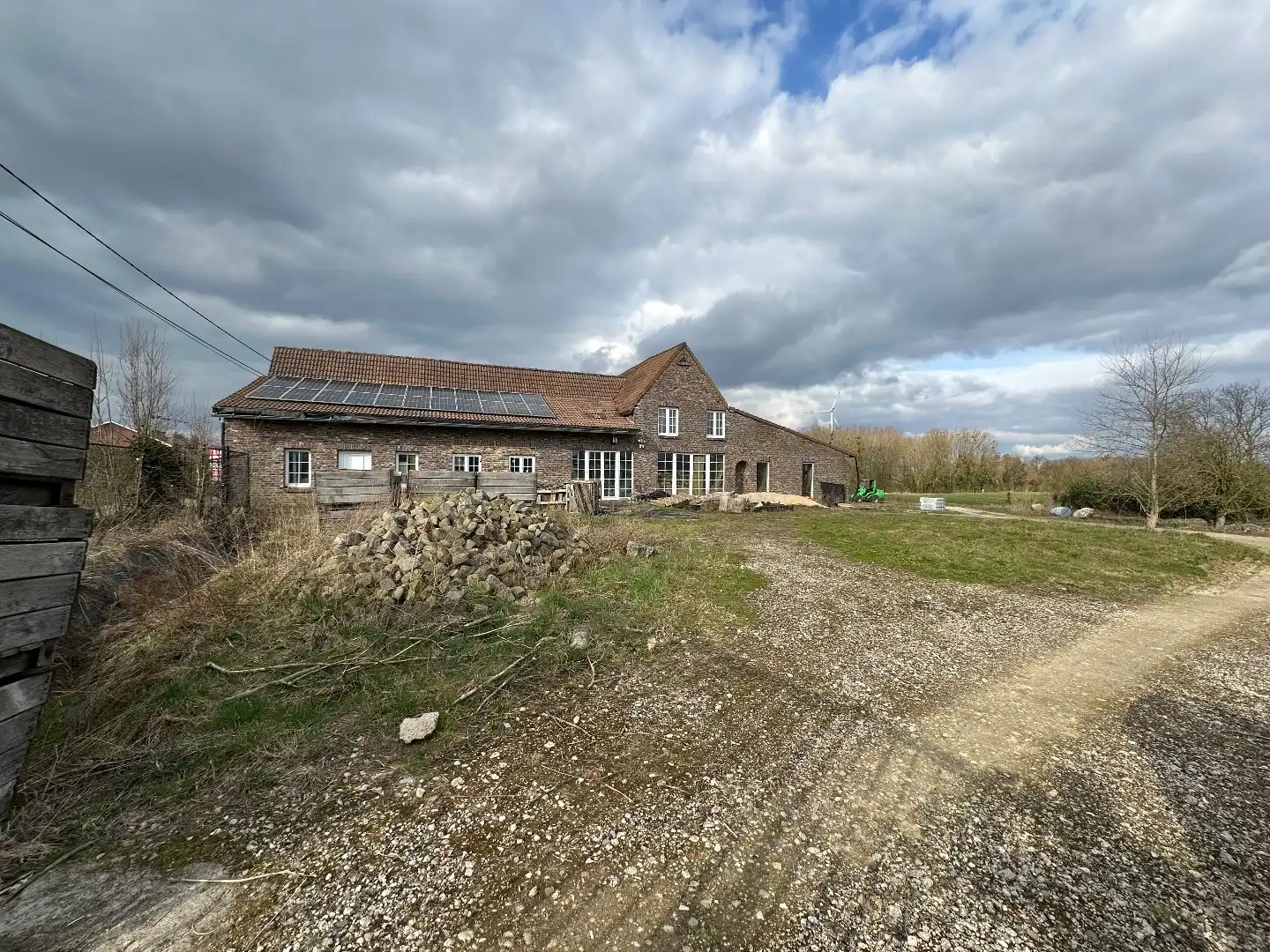 Unieke woning met enorm potentieel op perceel van 96 Are foto 3