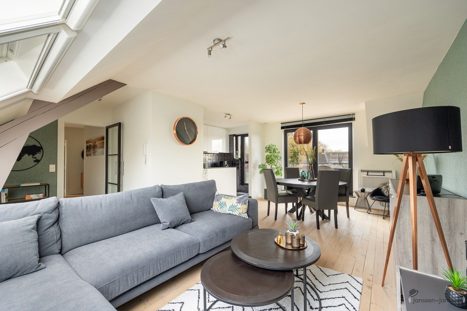 Modern, stijlvol dakappartement met riant terras en panoramisch uitzicht foto {{pictureIndex}}