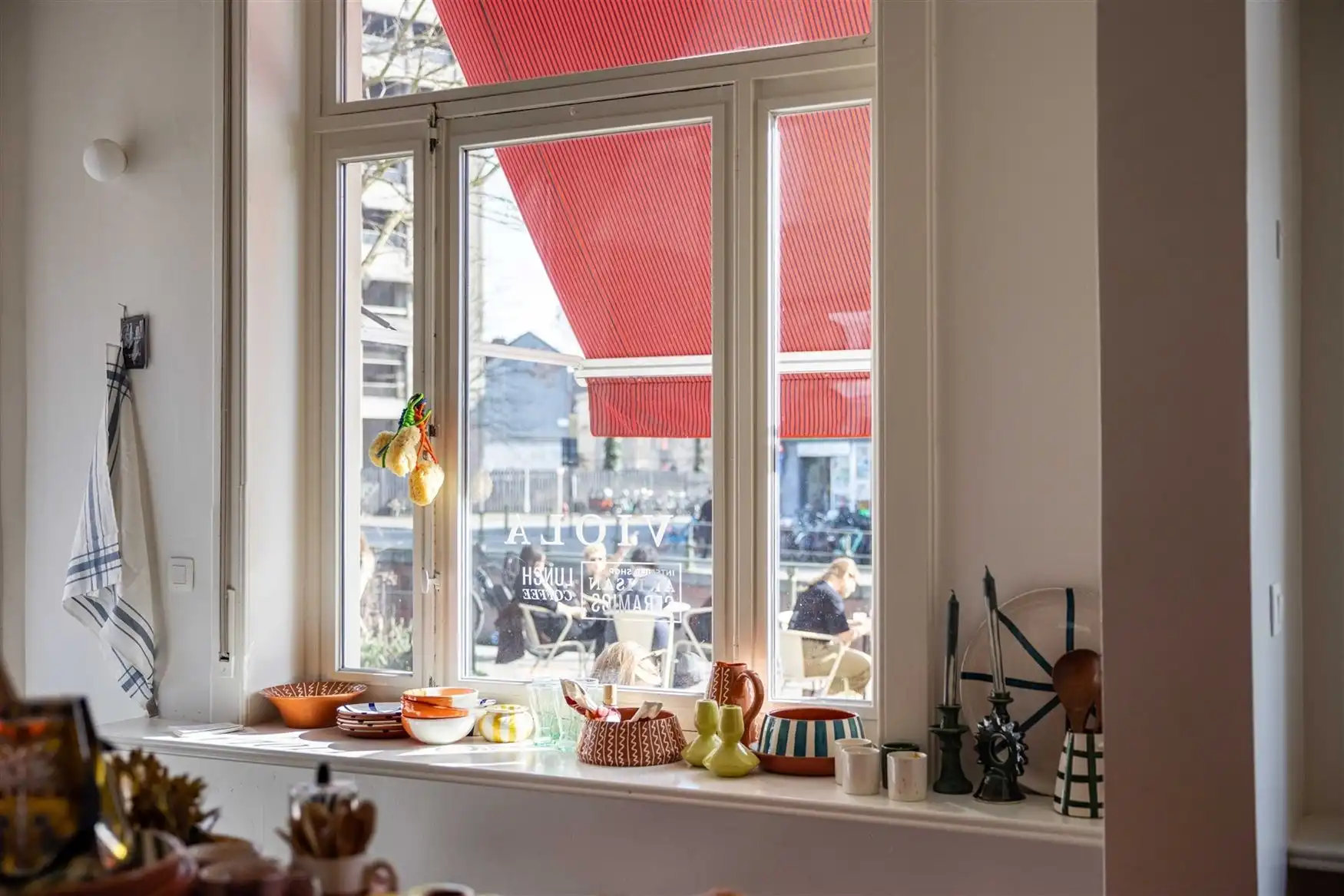 Horecapand met terras aan het water in hartje Gent foto 6