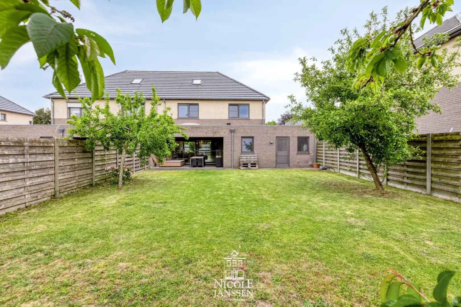 Ruime gezinswoning met tuin foto 2