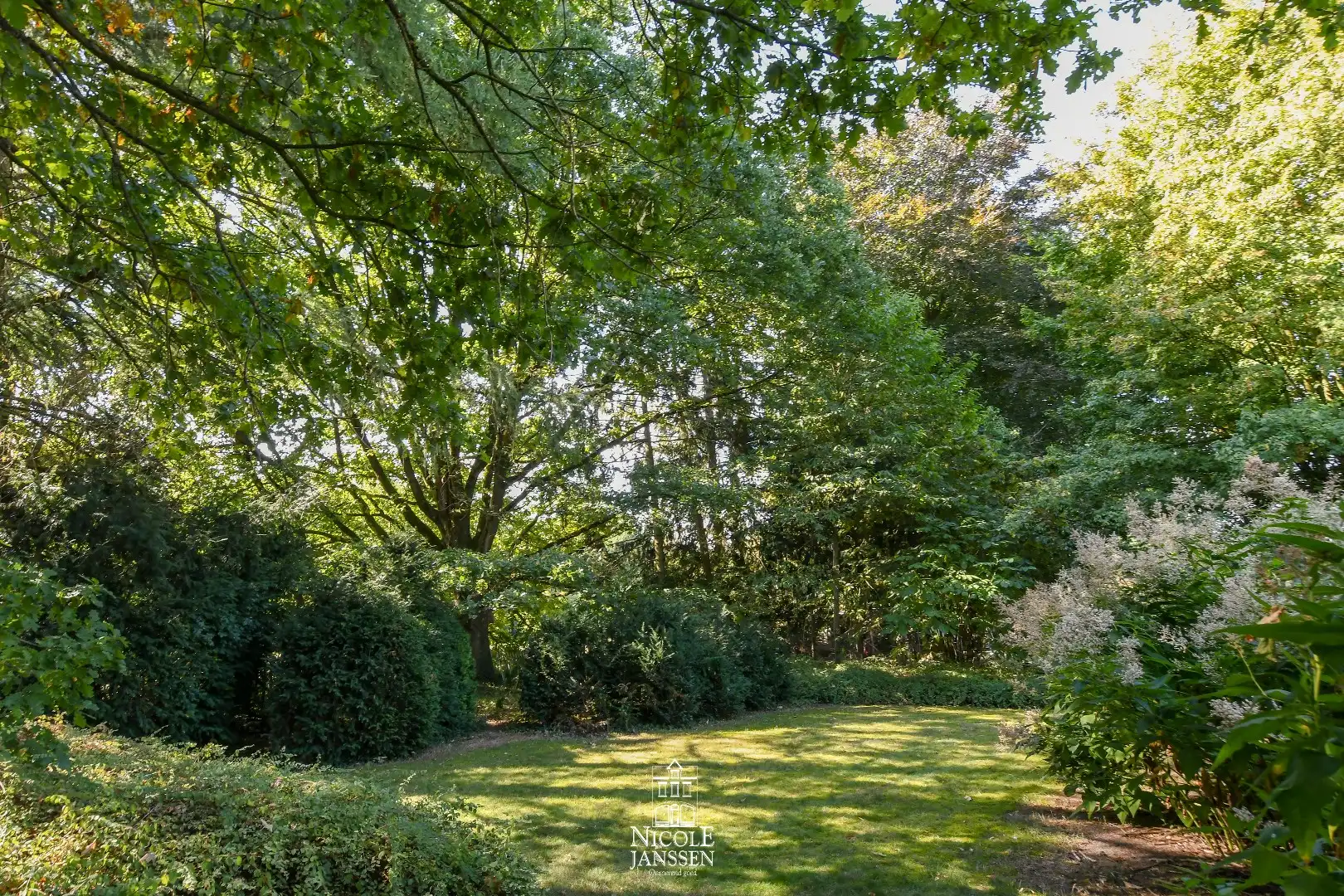 Ruime woning met zwembad foto 25