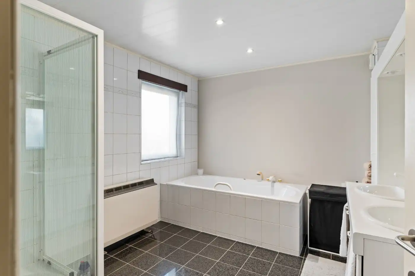 Ruime woning met commerciële ruimte, 2 slpk. en tuin foto 19