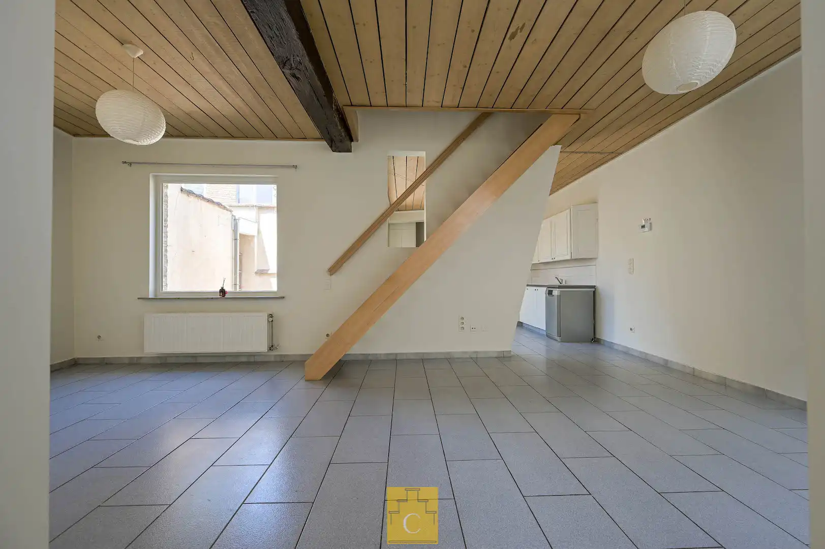 Brugs huis in de schaduw van Jeruzalemkerk, authentieke 16e-17e eeuwse gevel foto 2