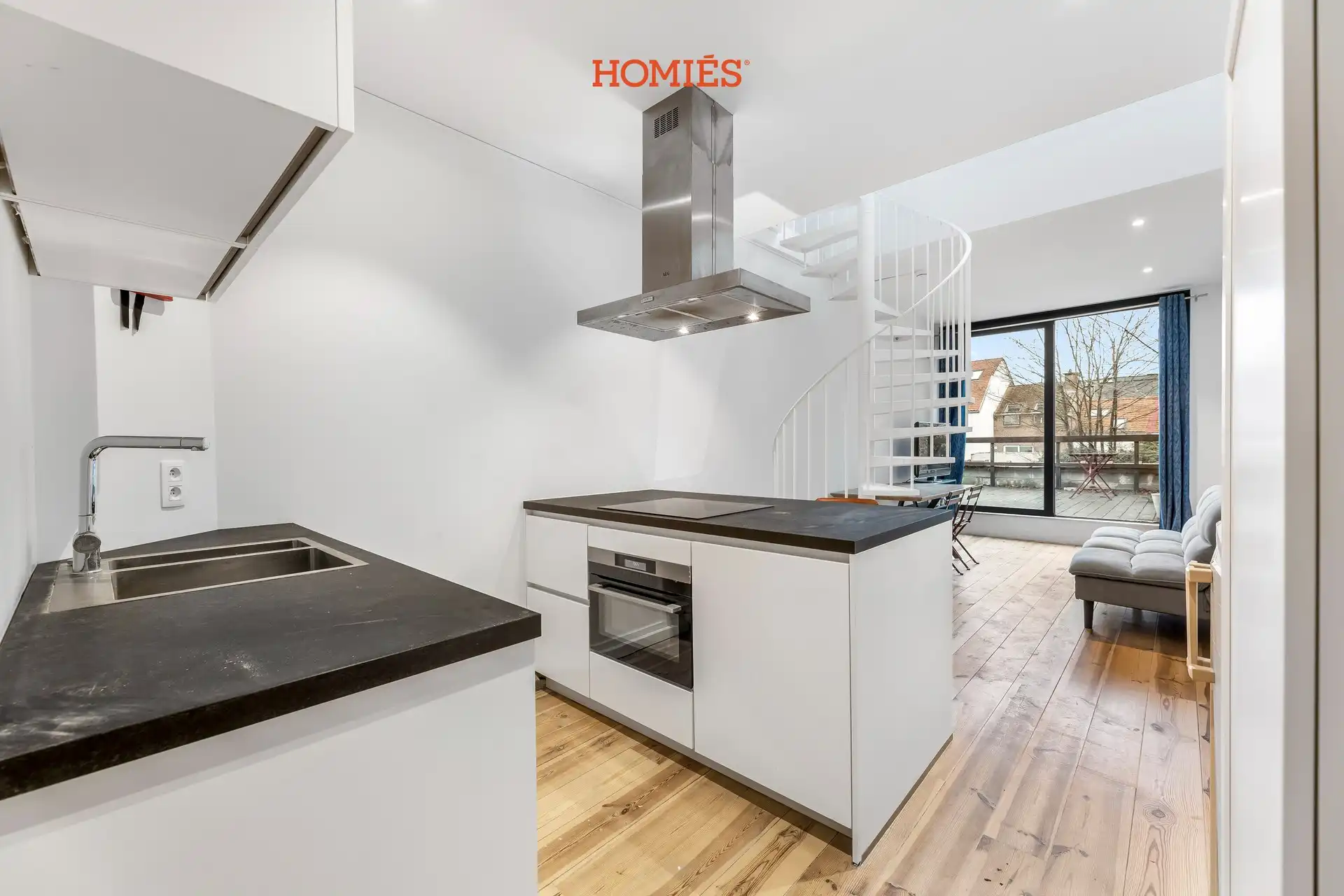 Recent gerenoveerde duplex met terras in historisch pand foto 4