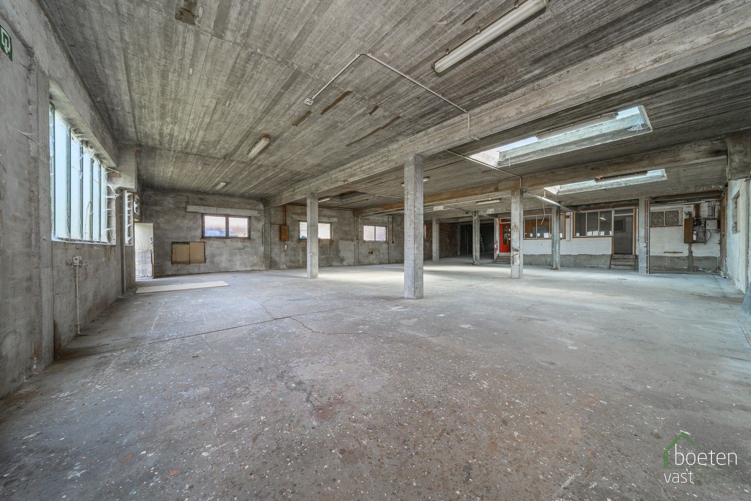 Veurne: Opslagplaats van ca 360m² met dubbele garage en ontsluiting achteraan in het centrum foto 3