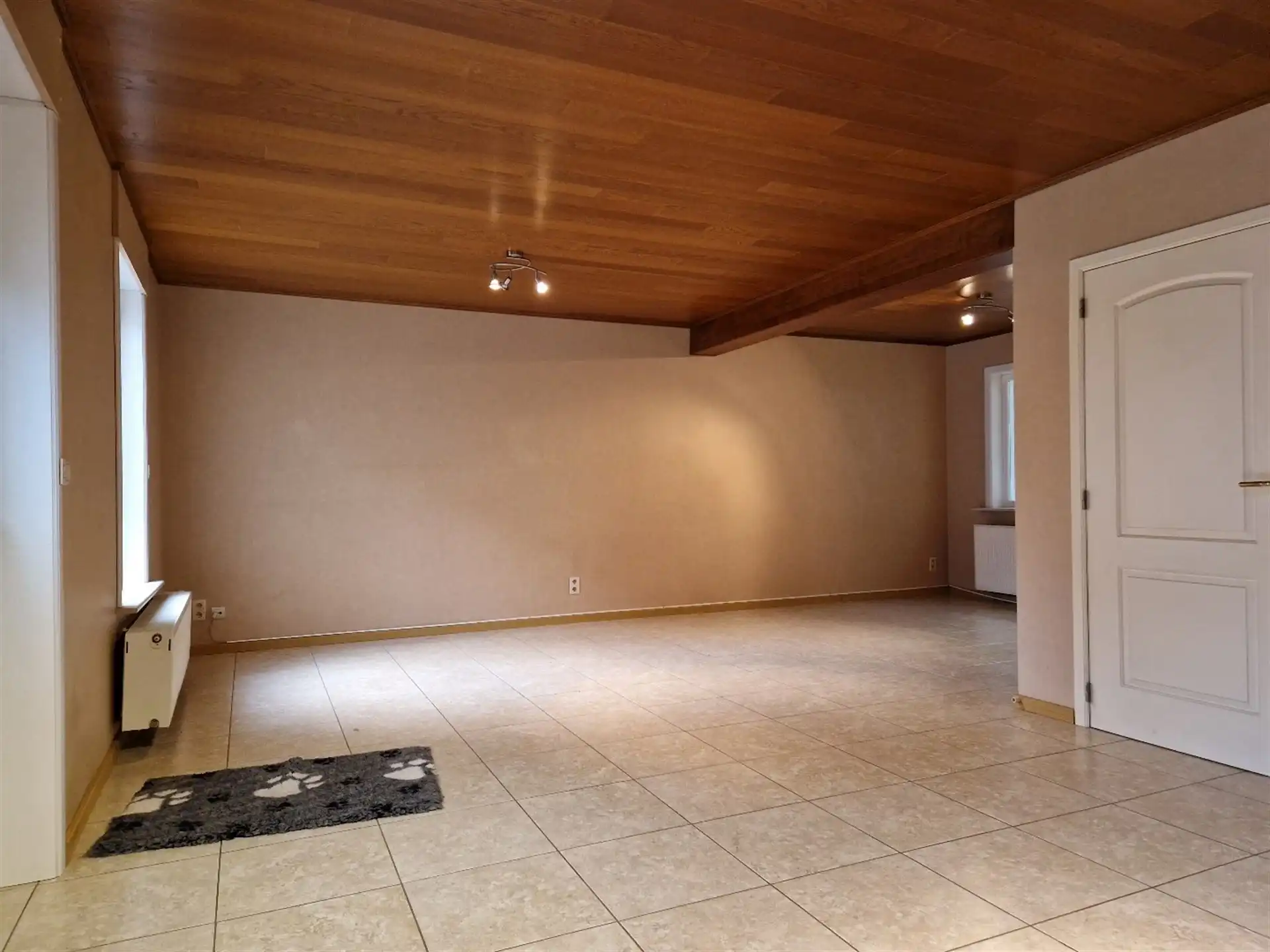 Gunstig gelegen verrassend ruime 3 slaapkamer woning met koer en garage. foto 2