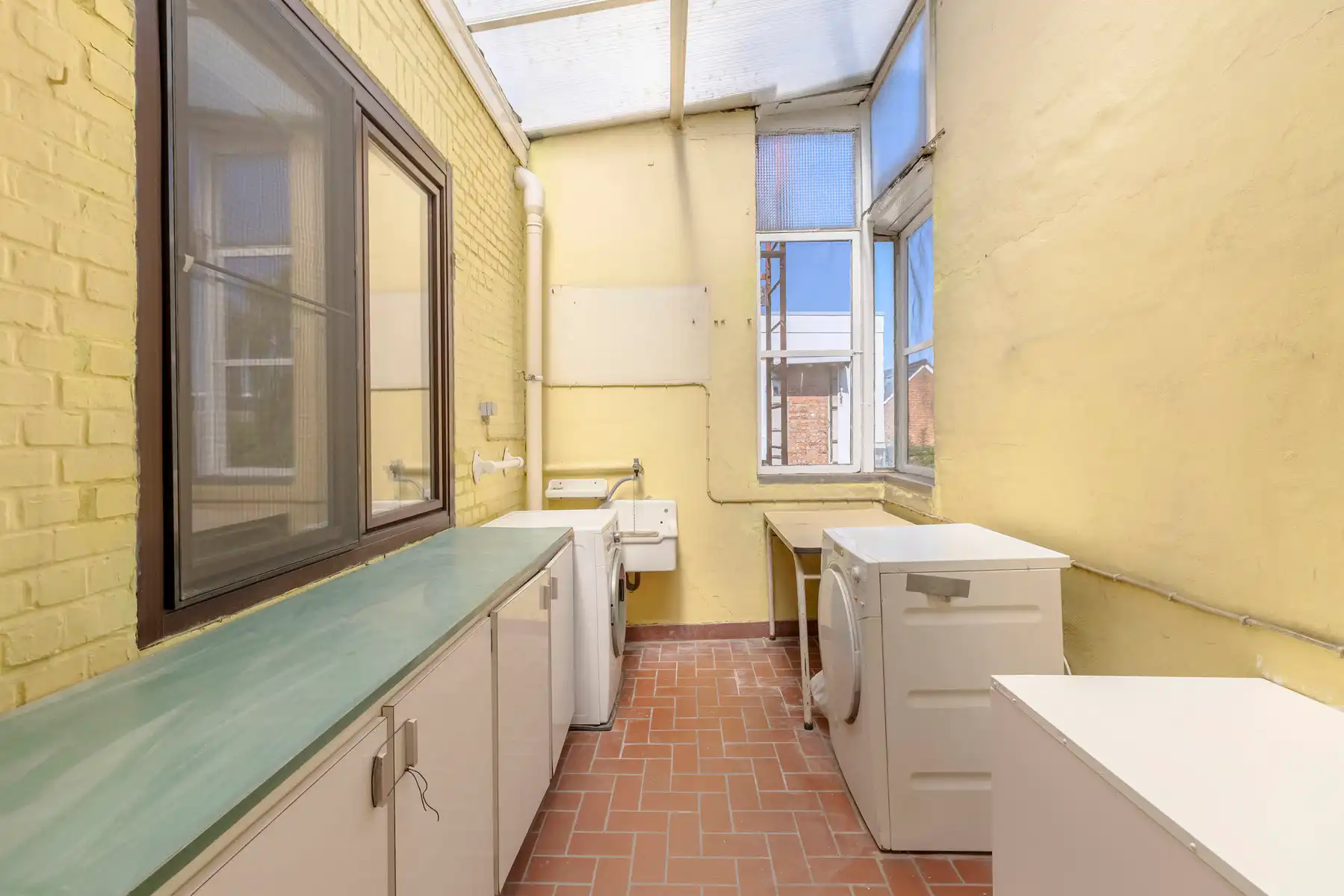 Te renoveren appartement met ruim magazijn/garage foto 20