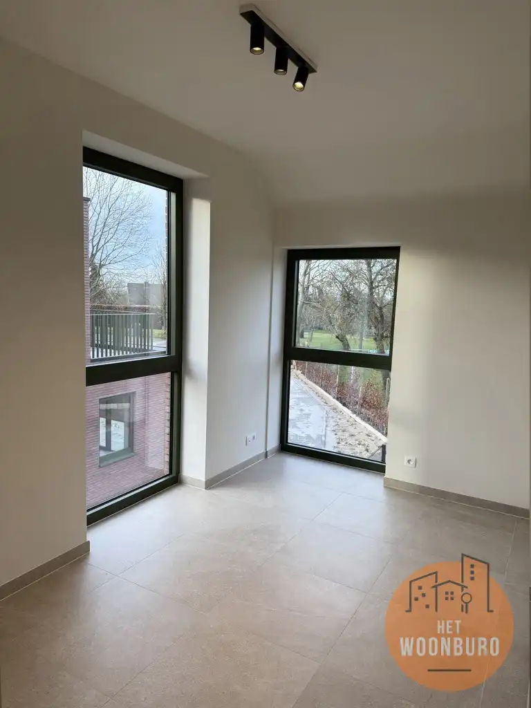 Halfopen nieuwbouw woning 2 slpks, bureau, garage en tuintje foto 12