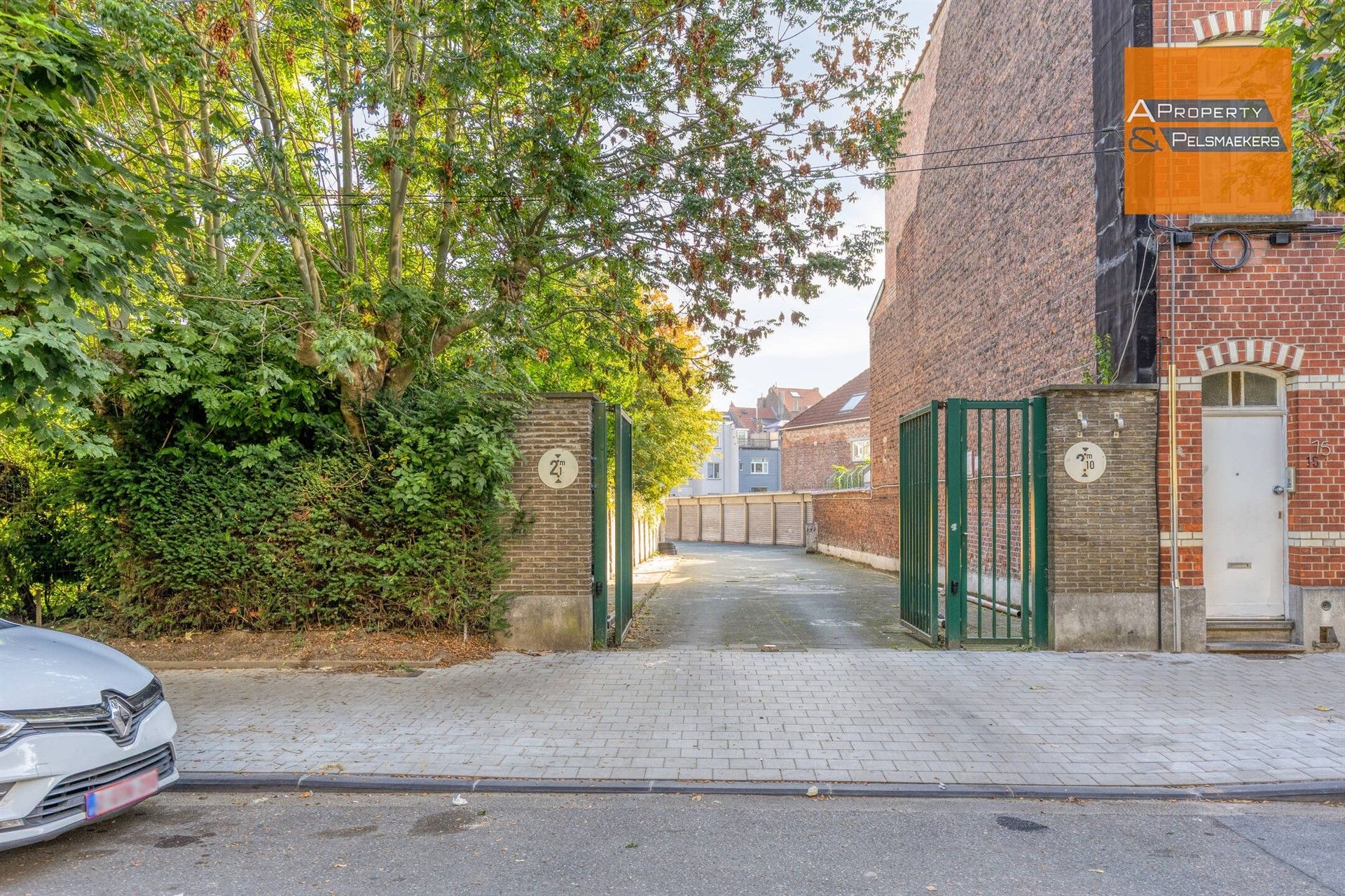 29 gesloten garageboxen te koop in een lot. foto {{pictureIndex}}