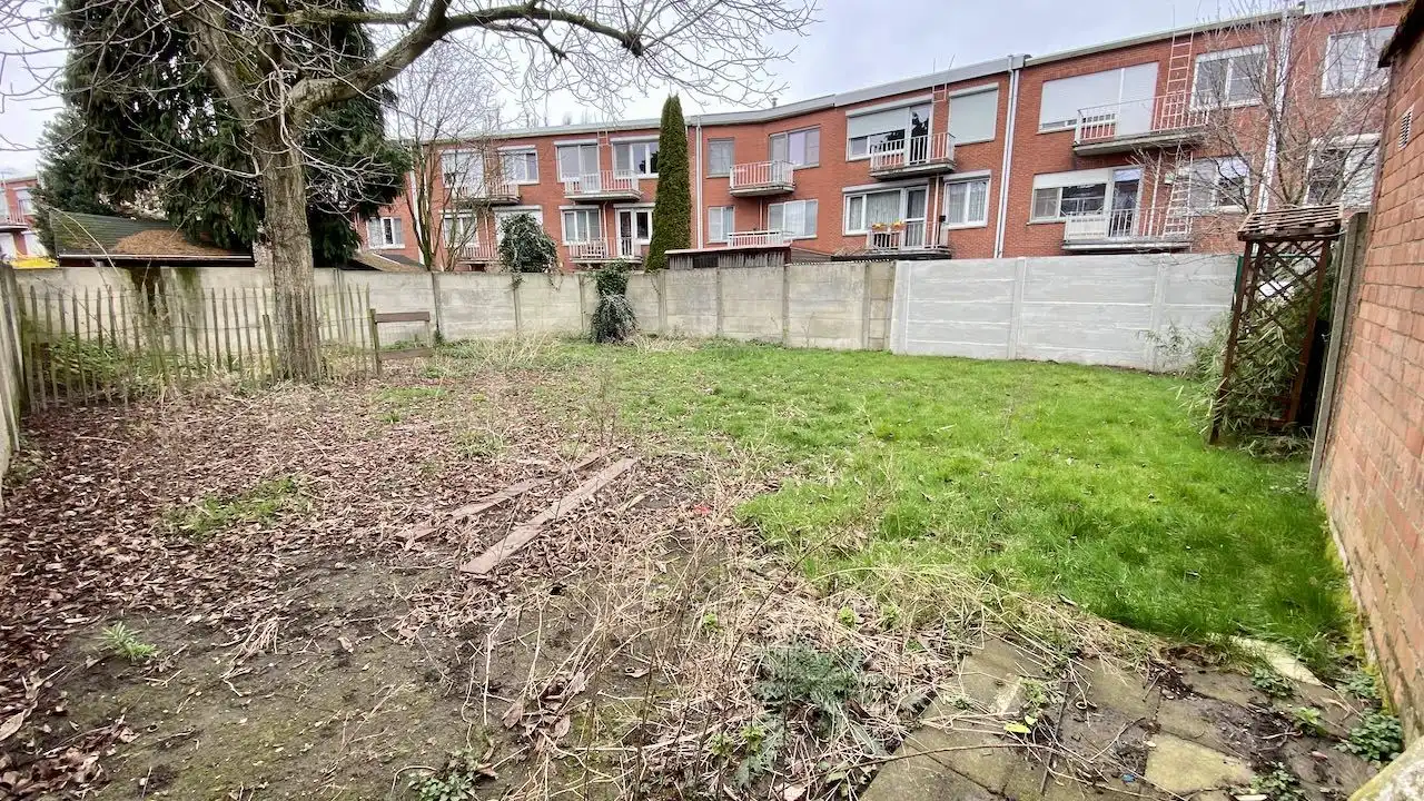 Goed gelegen bouwgrond voor 5 garageboxen! foto {{pictureIndex}}