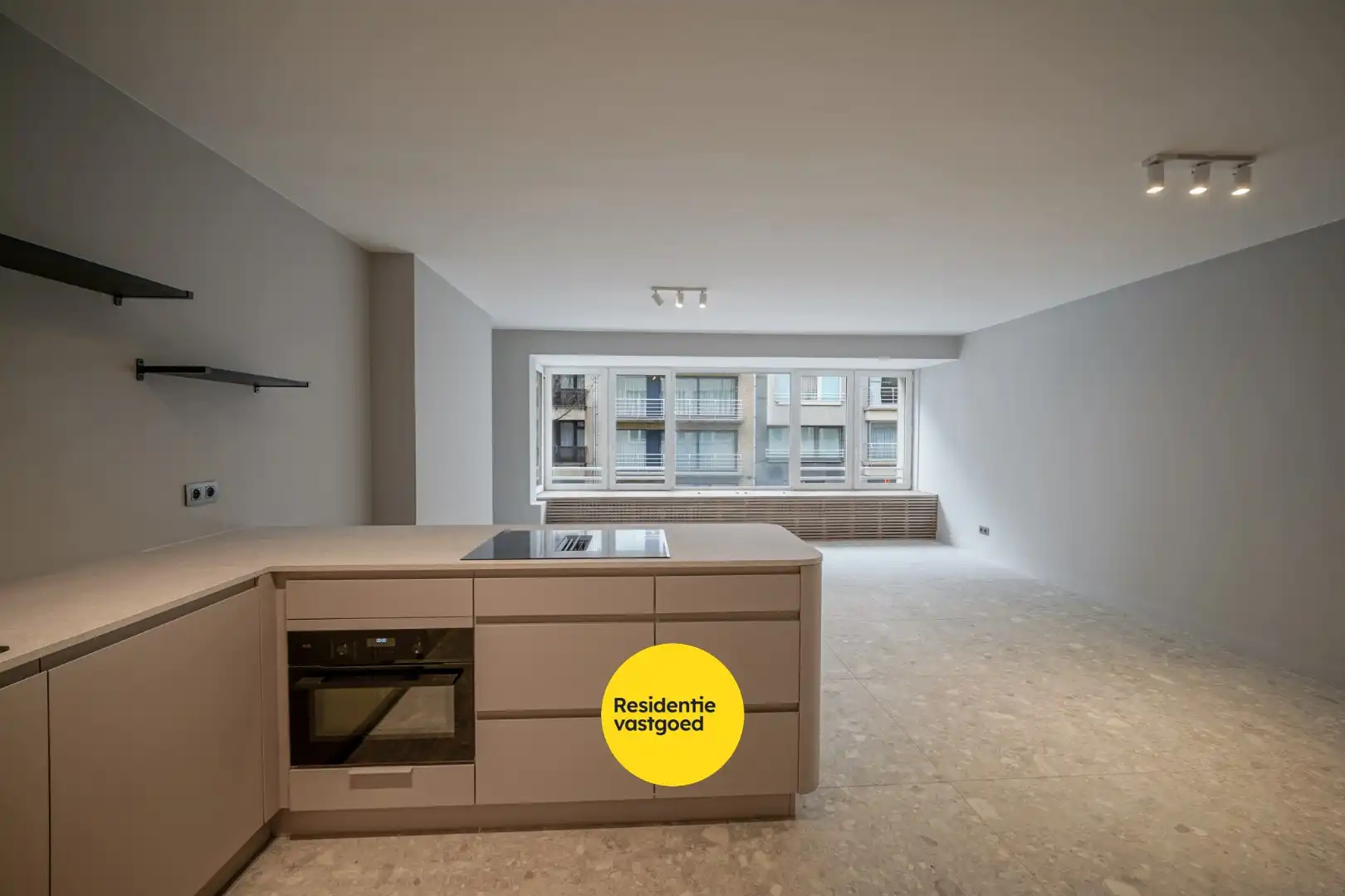 Gerenoveerd 2-slpk appartement met balkon en lift in Oostende foto 10