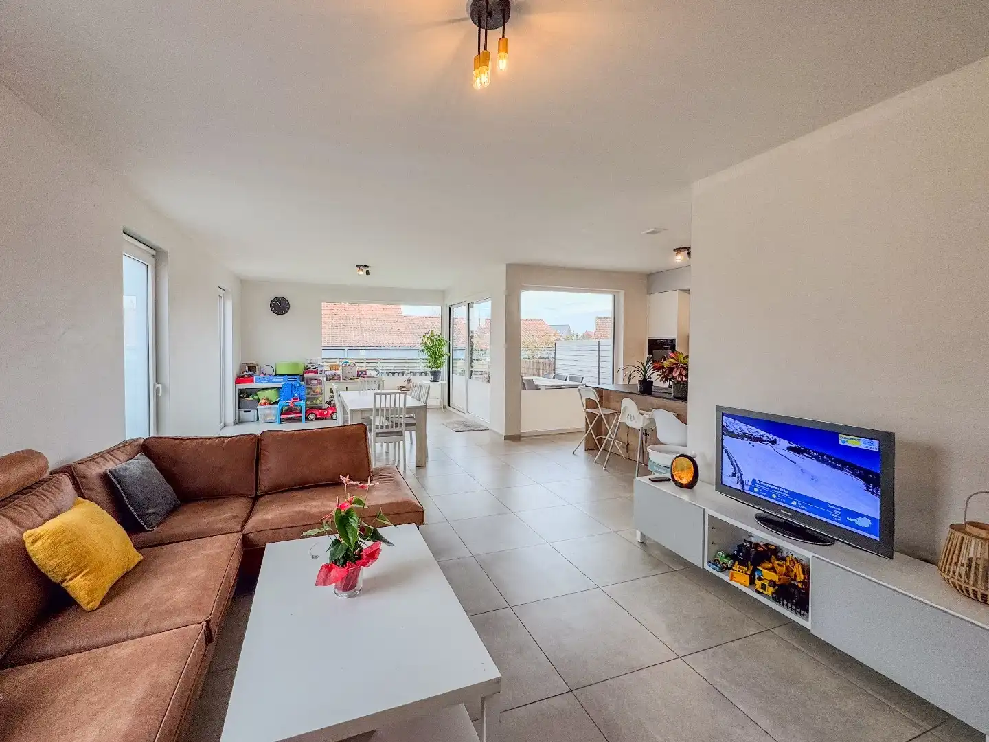 Nieuwbouwwoning met 3 ruime slaapkamers en tuin. foto 2