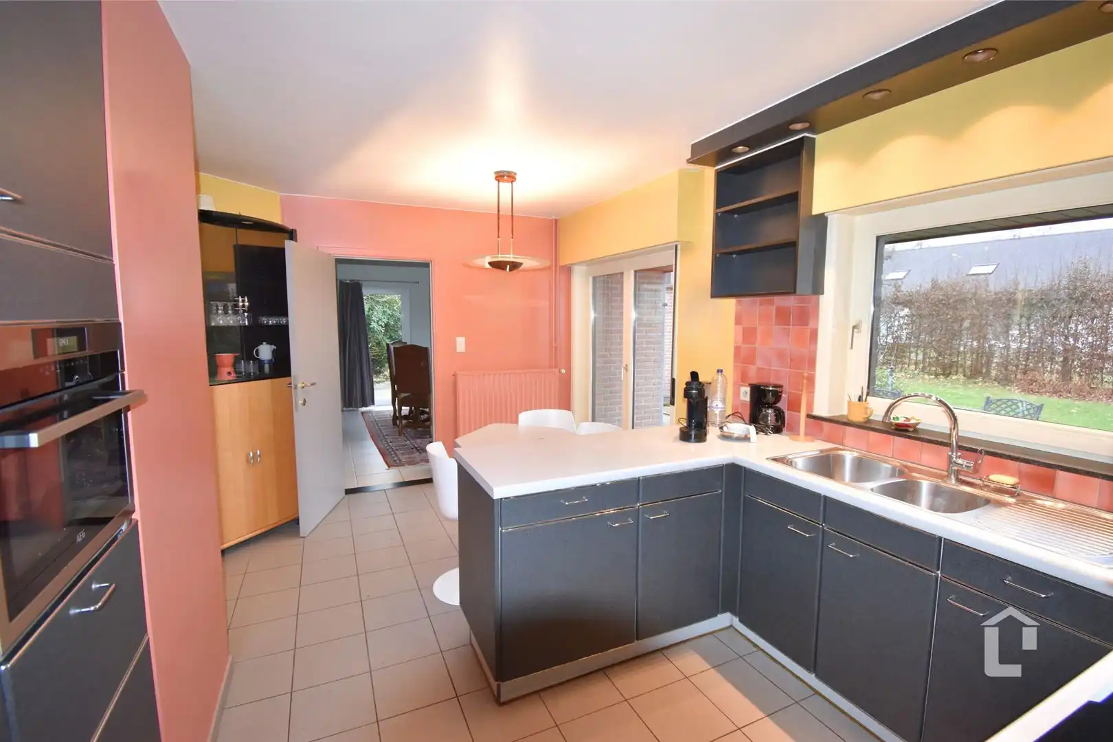 Ruime, unieke villa met bureaus in woonwijk foto 8