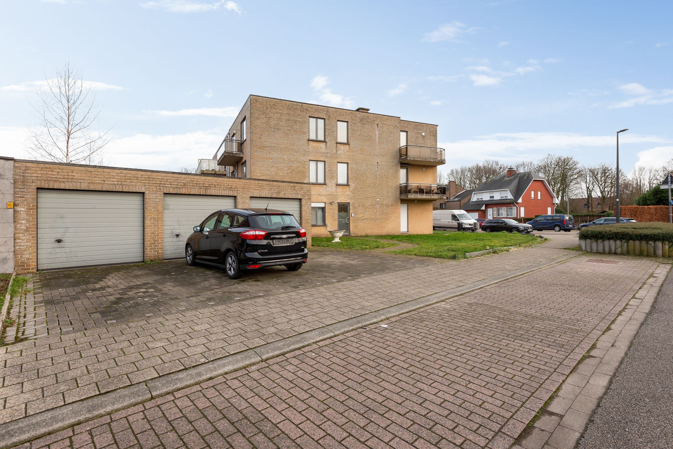 Ruim appartement met 2 slaapkamers, terras én garage in hartje Wommelgem! foto 19
