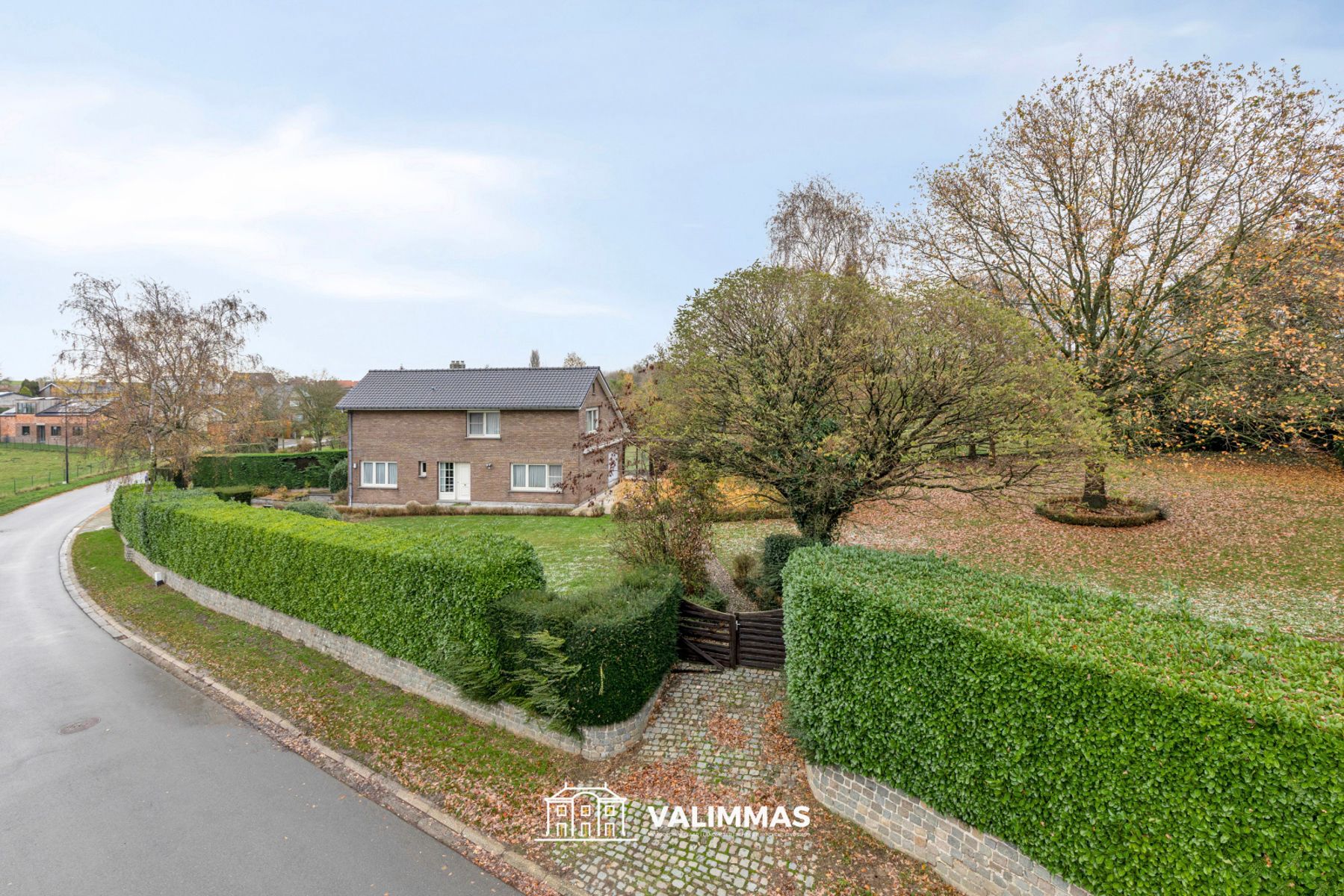 Ruime, alleenstaande woning met garage en prachtige tuin... foto {{pictureIndex}}