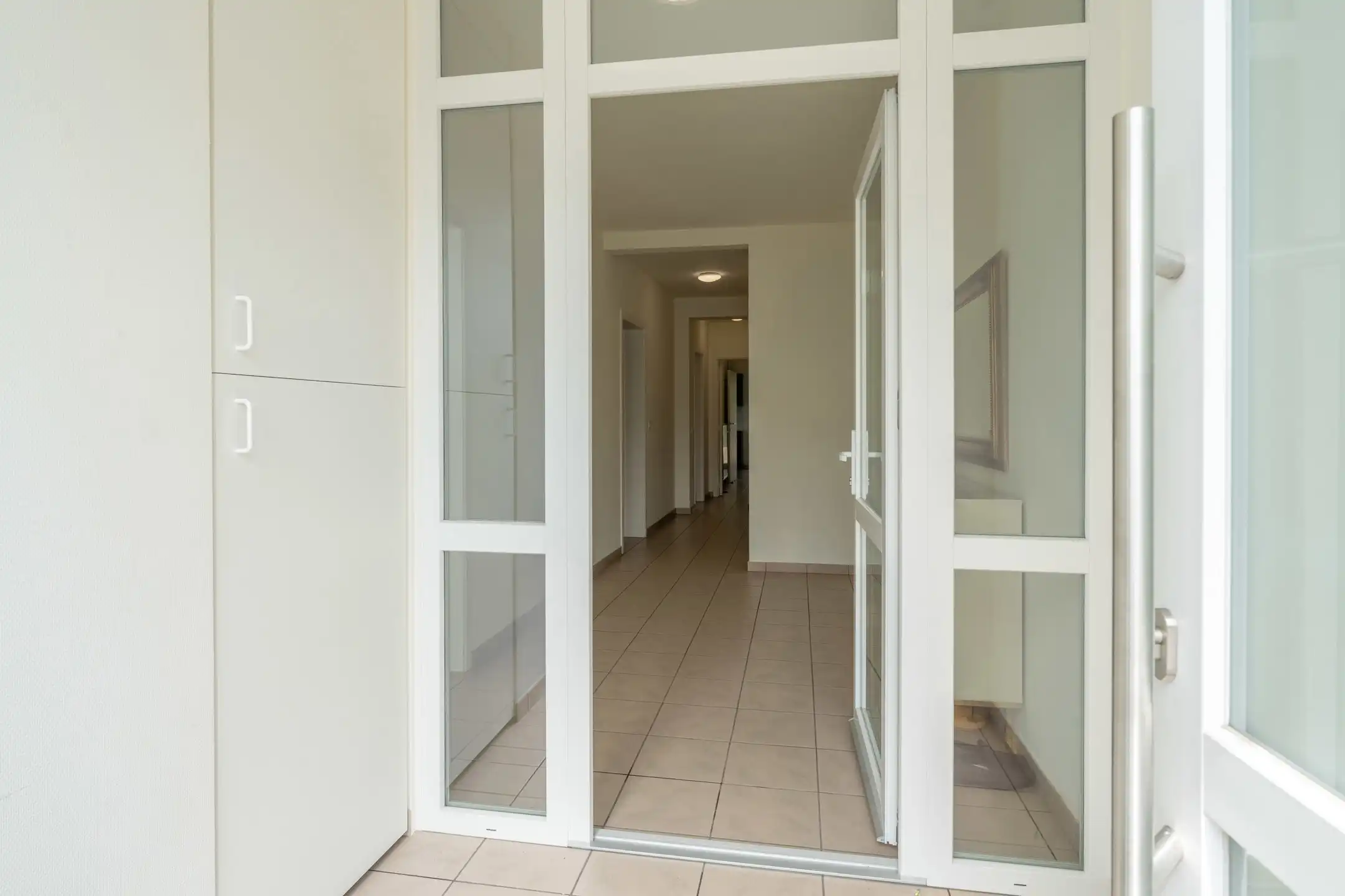 Volledig vernieuwde  woning/kantoor/handelspand met 5 slpks foto 4