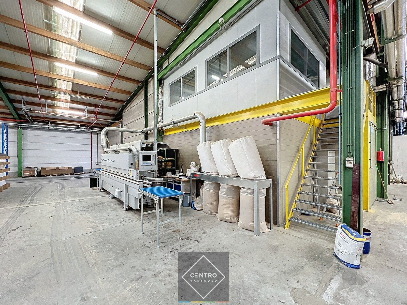 Instapklaar BEDRIJFSGEBOUW bestaande uit een geïsoleerd MAGAZIJN (± 2.935m²) met KANTOORGEBOUW (± 305m²). Ruim verhard buitenterrein én 2 rolbruggen. Op industriezone te Houthulst. foto 17