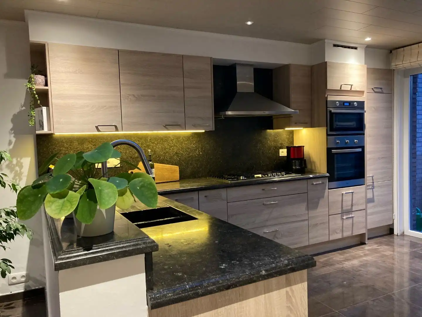 Hedendaagse woning met tuin en 3 slaapkamers op centrum-ligging. foto 3