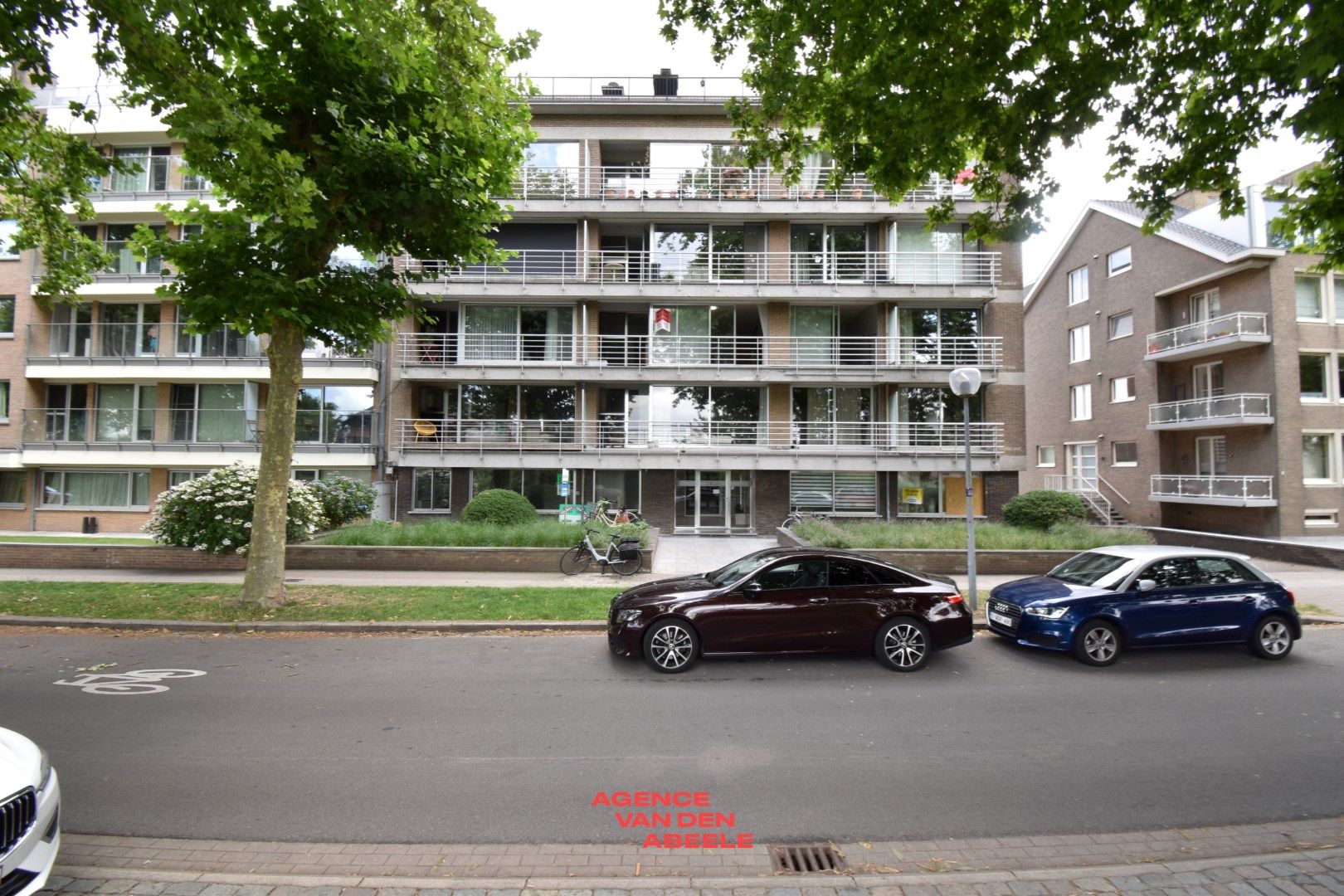 Ruim woonappartement met 1 slaapkamer en grote garage  foto 12
