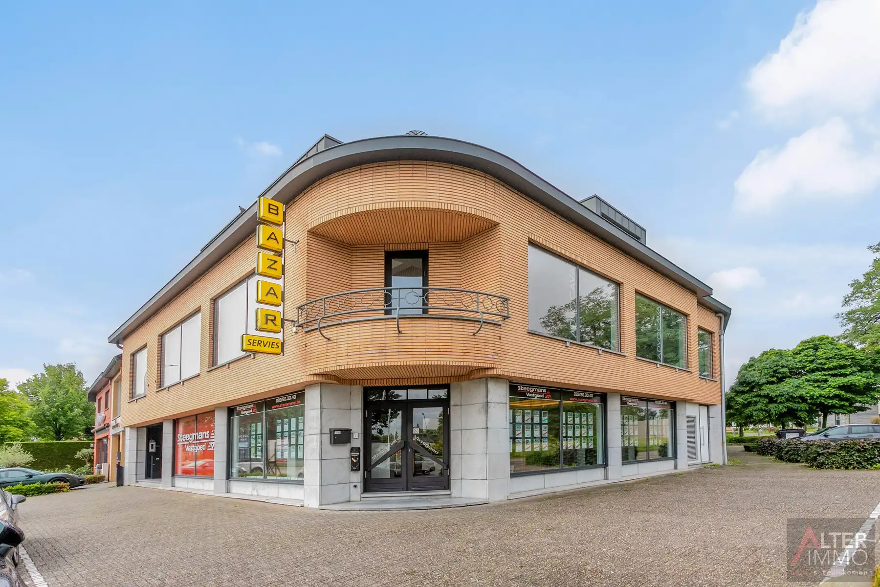 Bedrijfspand met appartement op toplocatie met uiterste visibiliteit! foto {{pictureIndex}}