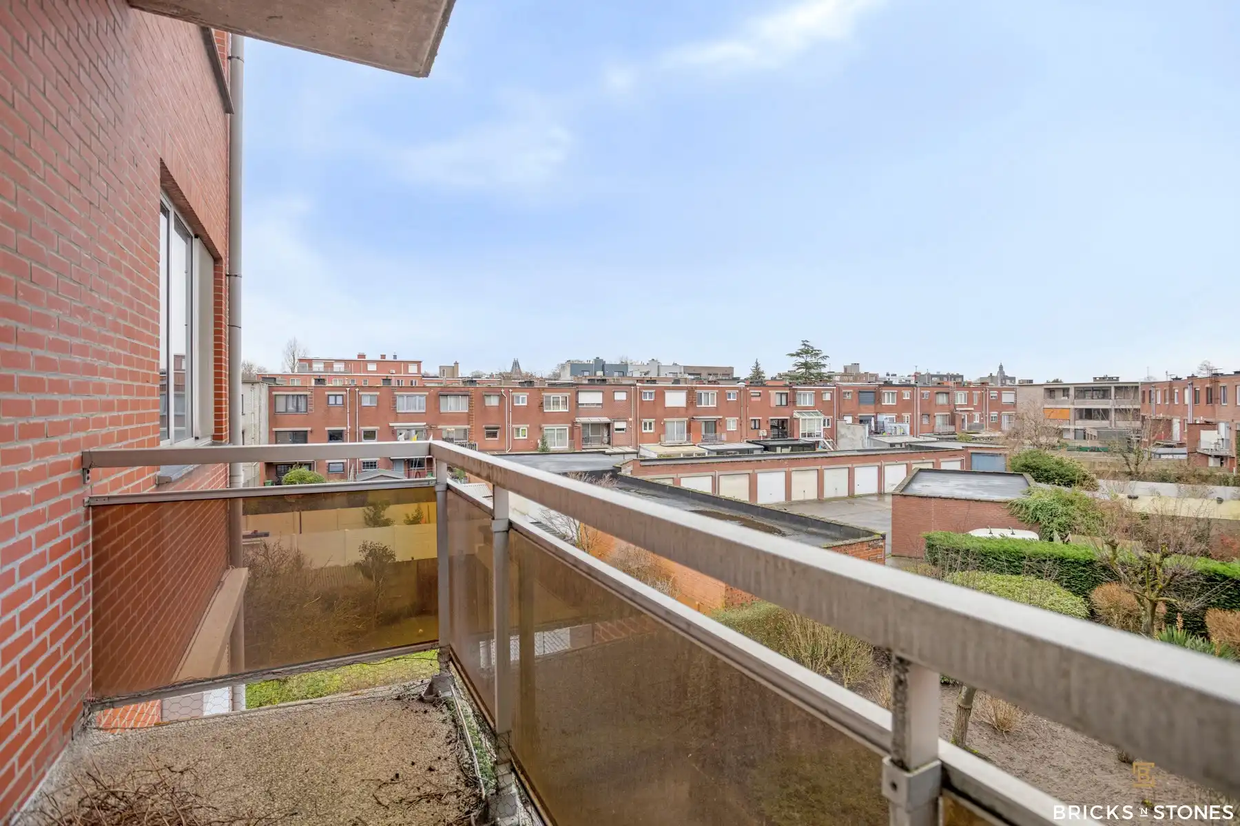 Gerenoveerd 2-slaapkamer appartement met terras foto 11