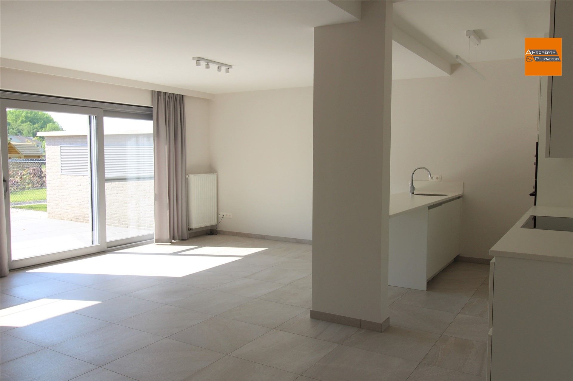 Ruim en lichtrijk gelijkvloers appartement met 2 slaapkamers, terras en garage foto 2