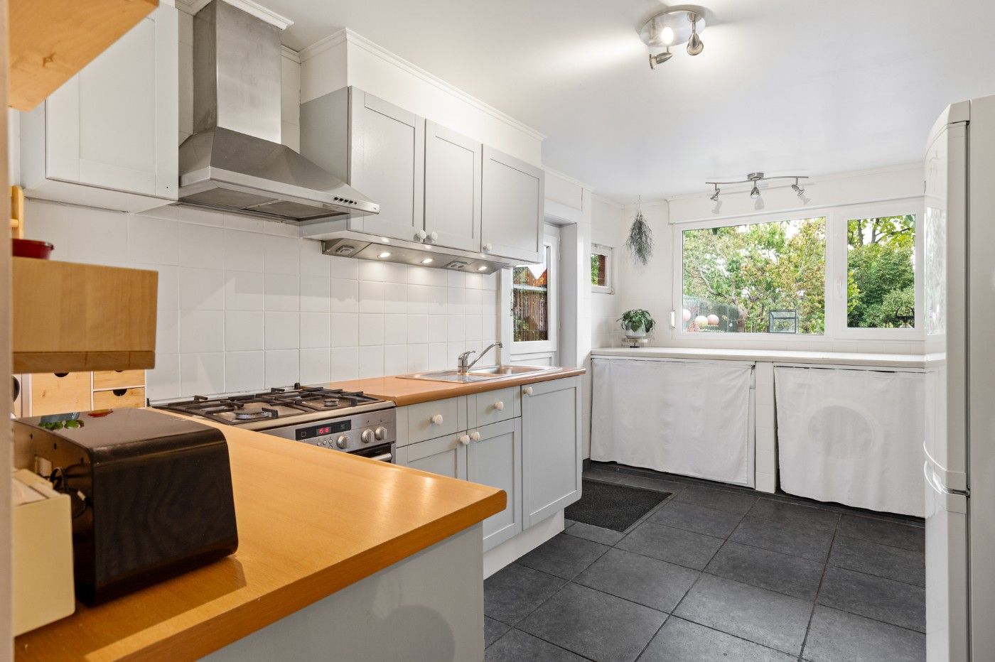 Super charmante, halfopen starterswoning met 2 slpk. en toffe tuin foto 9