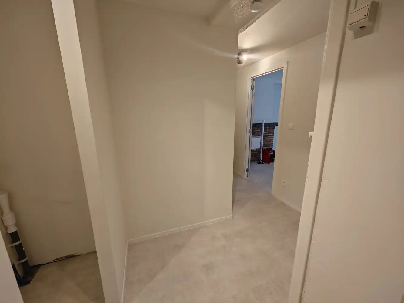 Gerenoveerde kantoorruimte met opslag foto 13