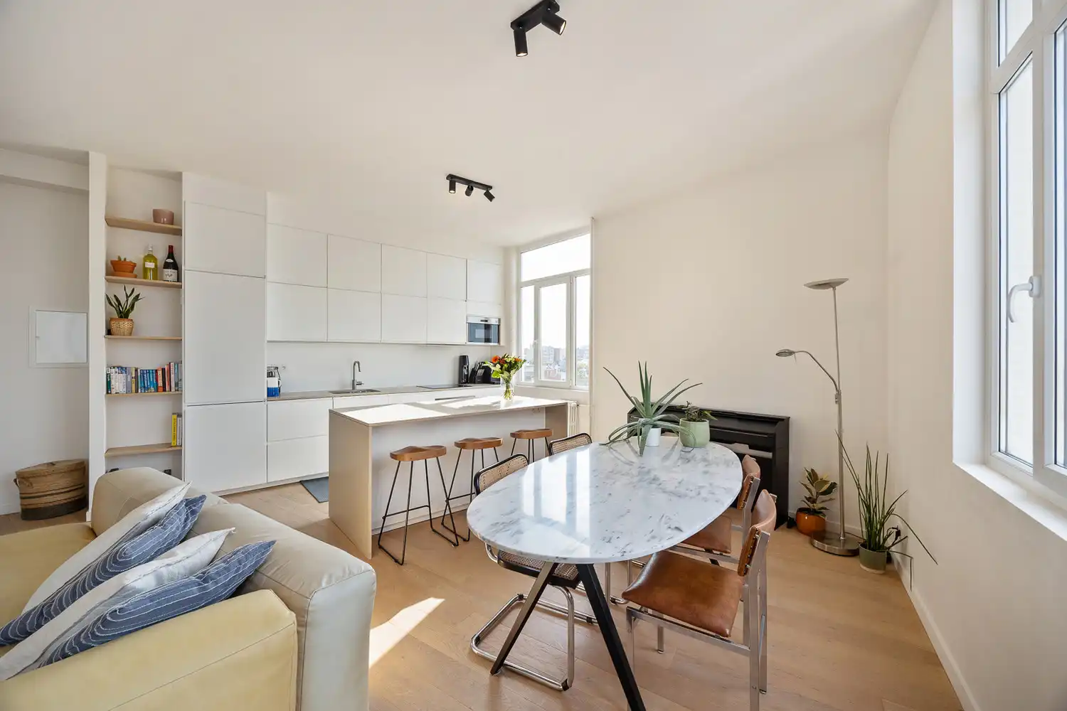 Vernieuwd ruim 2-slpk appartement met panoramisch zicht foto 15