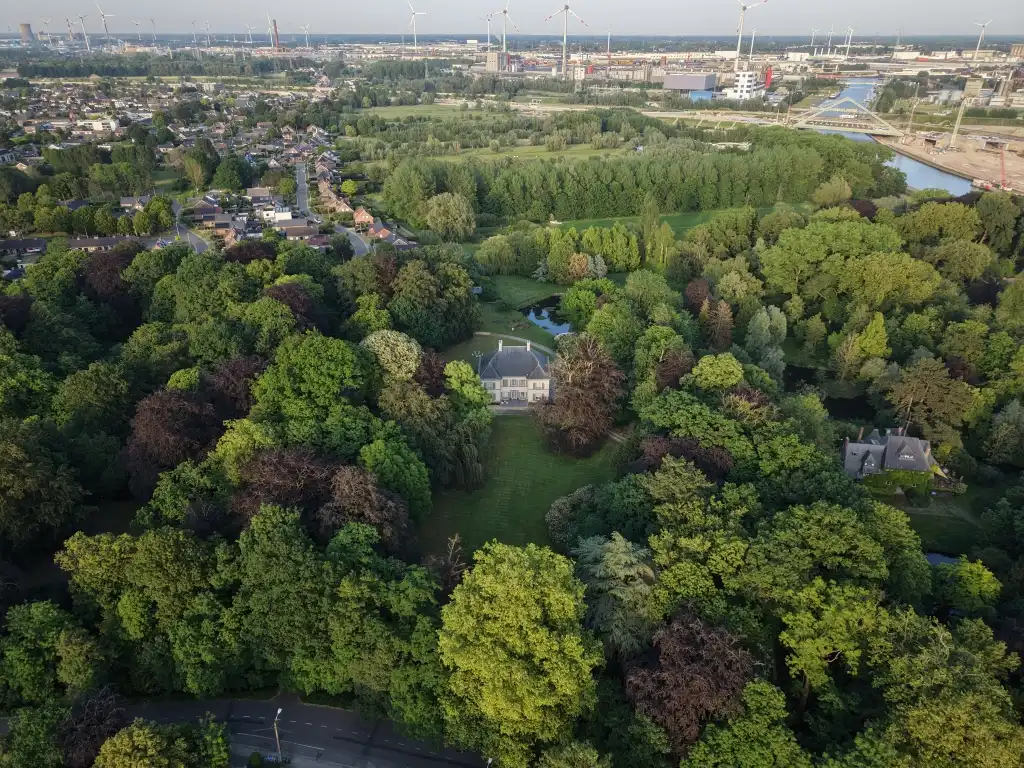 Exclusief landhuis met voormalig koetshuis, gelegen op een prachtig domein van circa 34.000 m² in Evergem foto 32