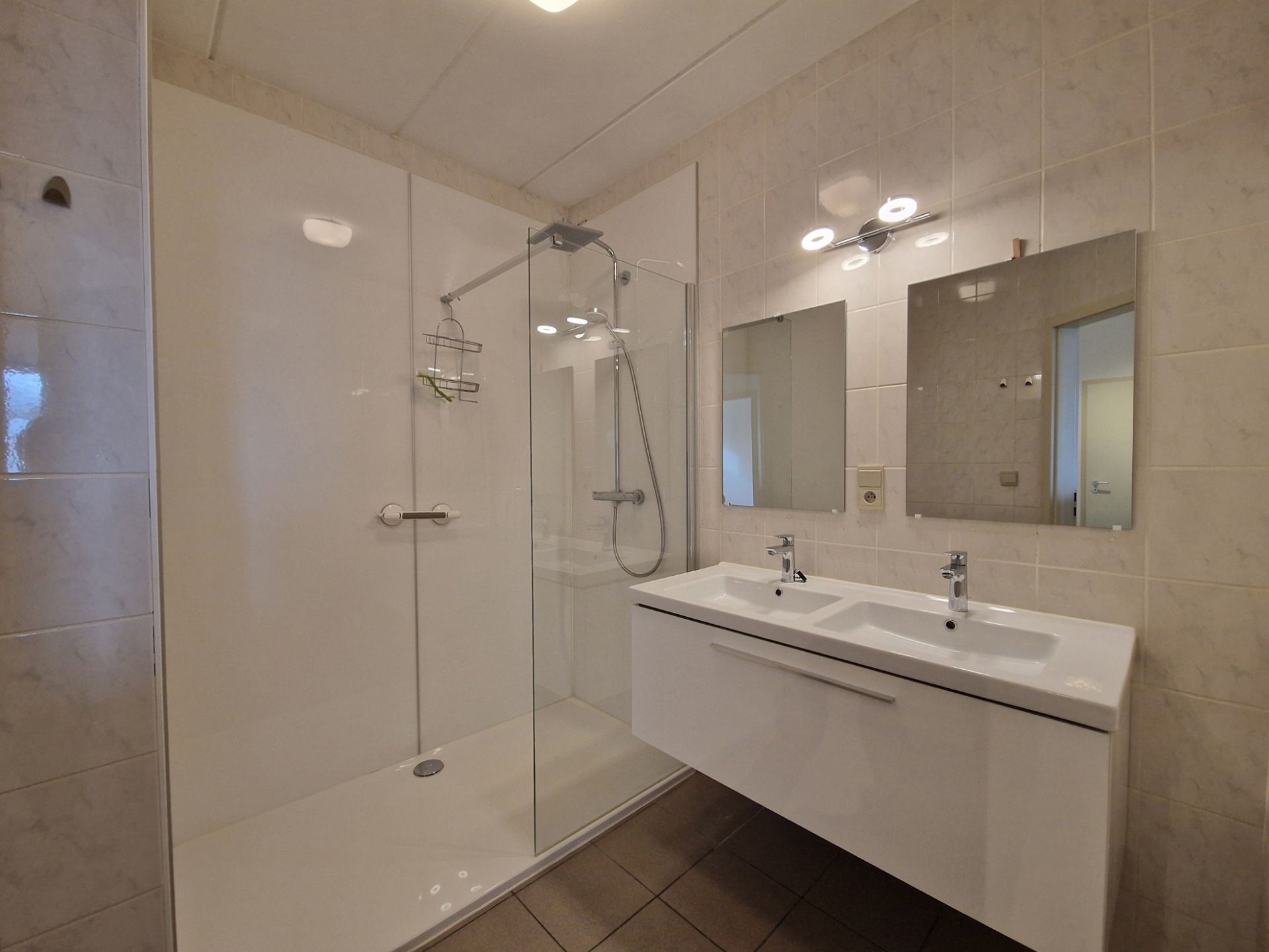 Instapklaar appartement met 2 slaapkamers, berging & parking foto 8