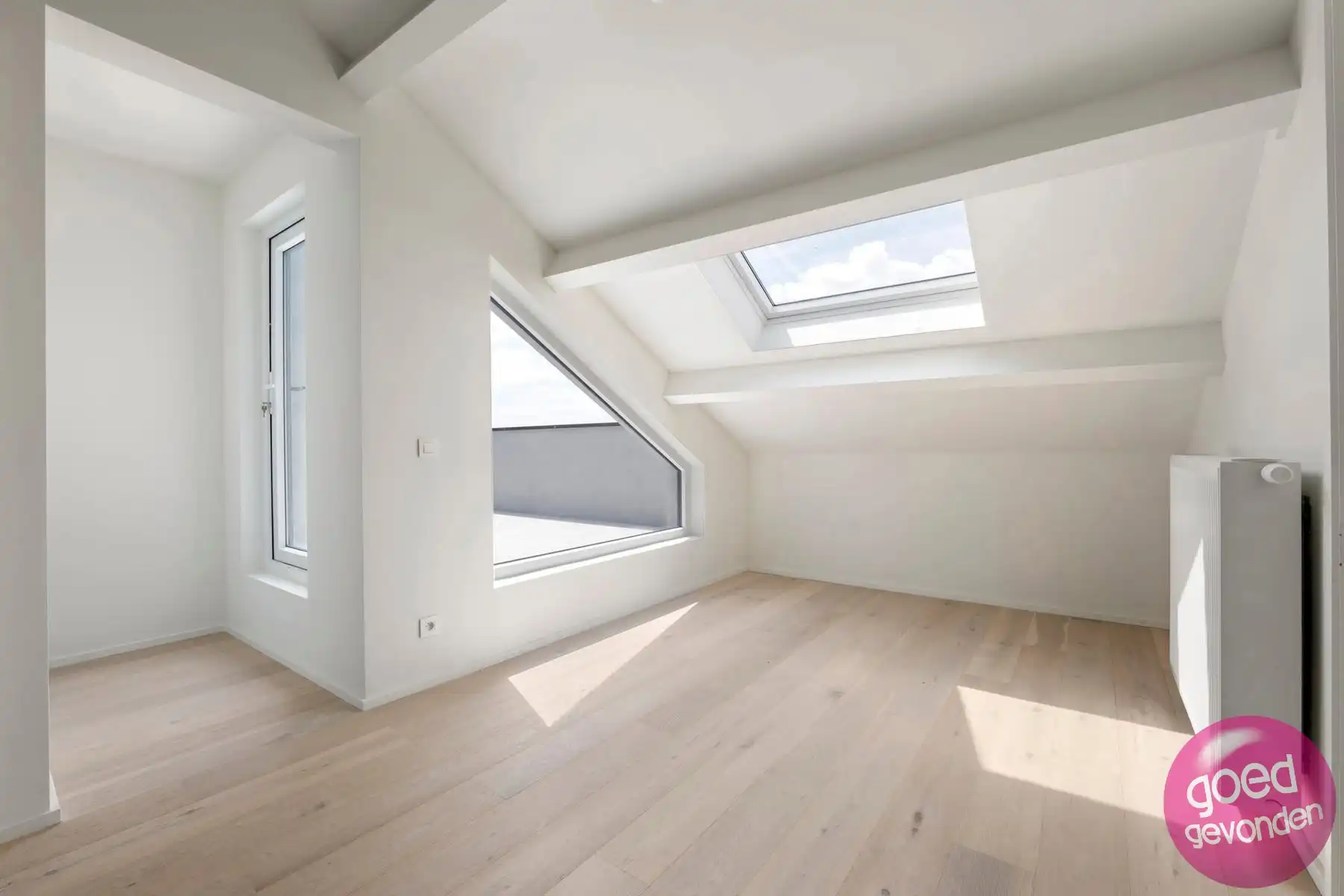 NIEUW APP - 1of2 SLK - TERRAS - KELDER - CENTRUM - GEEN BTW foto 8