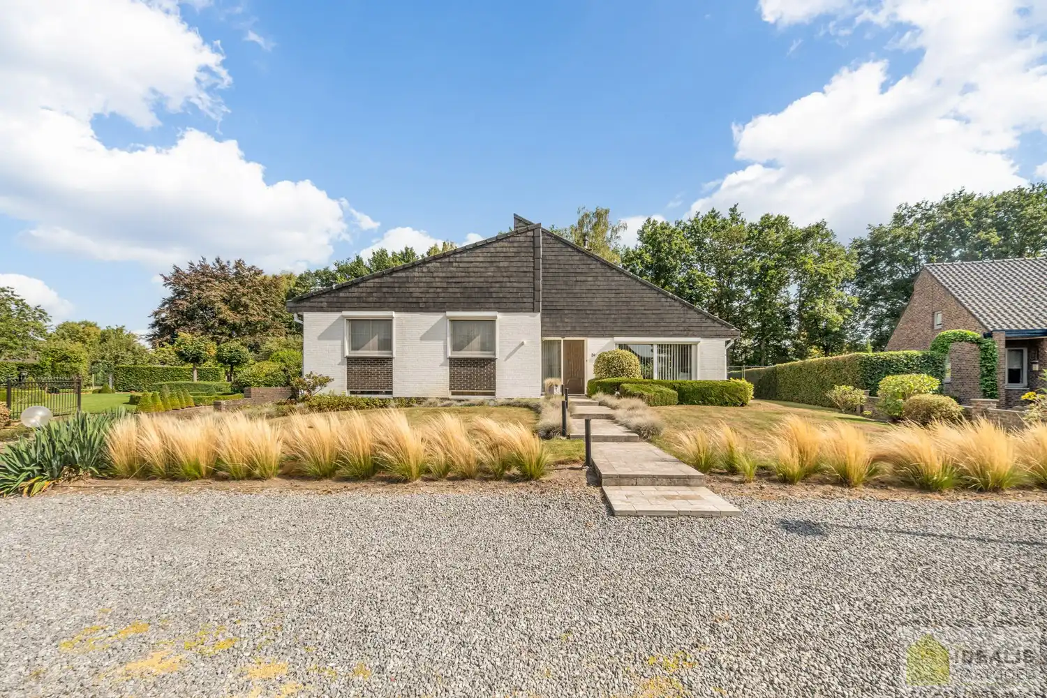 //INVESTERING – NIET VOOR EIGEN GEBRUIK// UITERST GOED ONDERHOUDEN GEZINSWONING OP EEN PRACHTIG, GROEN EN RUSTIG PERCEEL VAN MAAR LIEFST 11A &nbsp;MET LICHTRIJKE WOONKAMER, 3 KNAPPE SLAAPKAMERS, BADKAMER, AFGEWERKTE ZOLDERVERDIEPING EN ONDERGRONDSE GARAGE foto 2