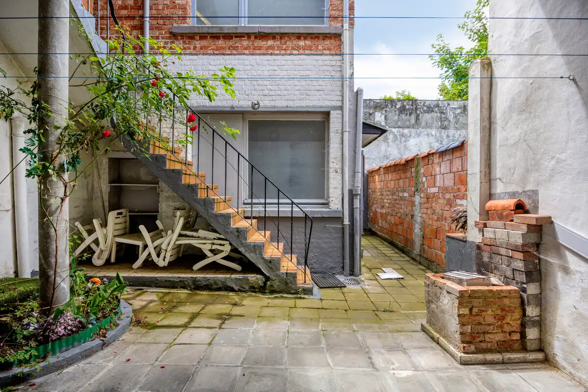 Te renoveren woning met grote garage foto 24