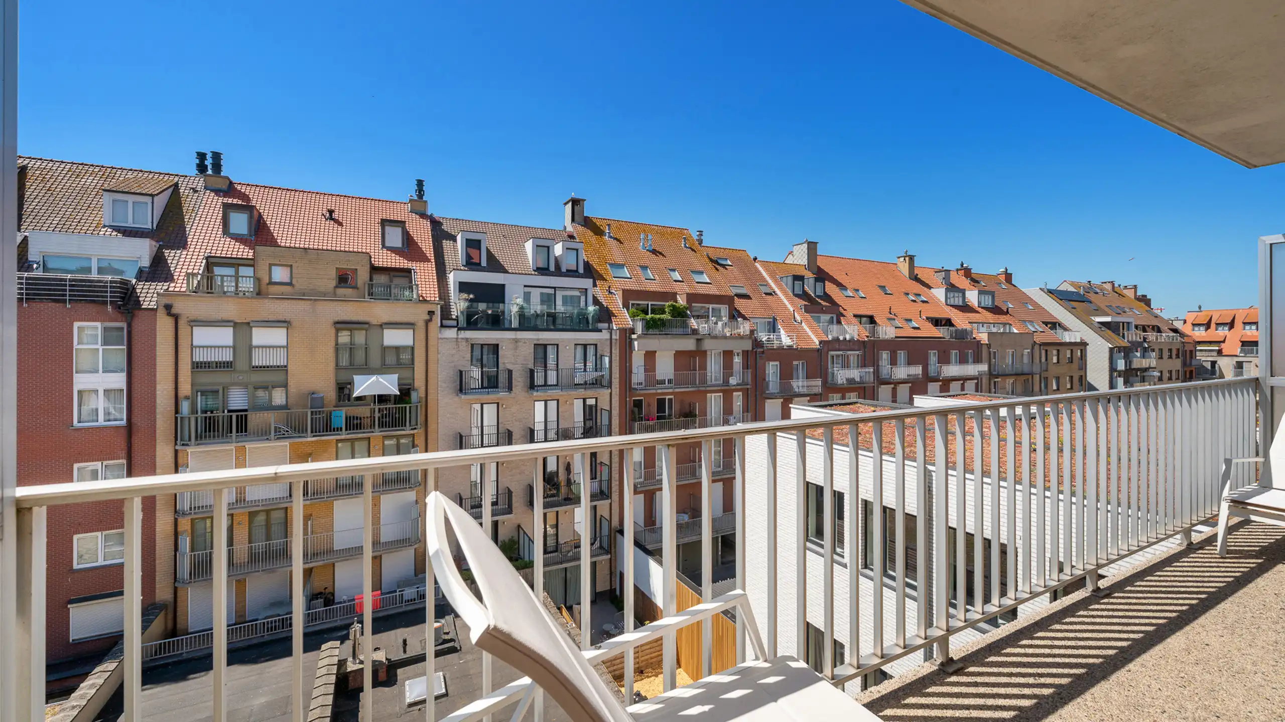 Lichtrijk gerenoveerd appartement met open zichten foto 22