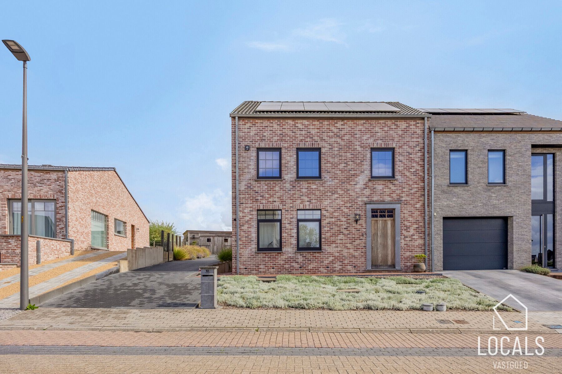 Recente woning (2018) met prachtige tuin en ruime garage foto {{pictureIndex}}