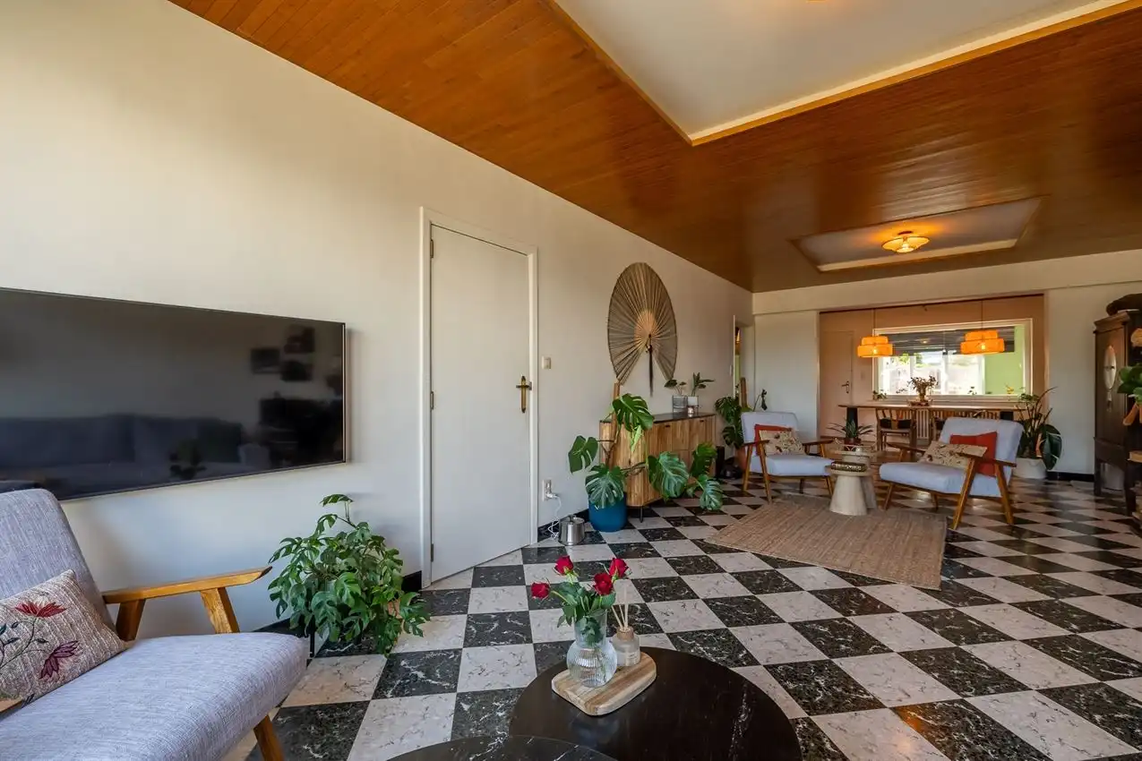 Ruime retrowoning met EPC C,  zuidtuin en achterliggende toegang. foto 35