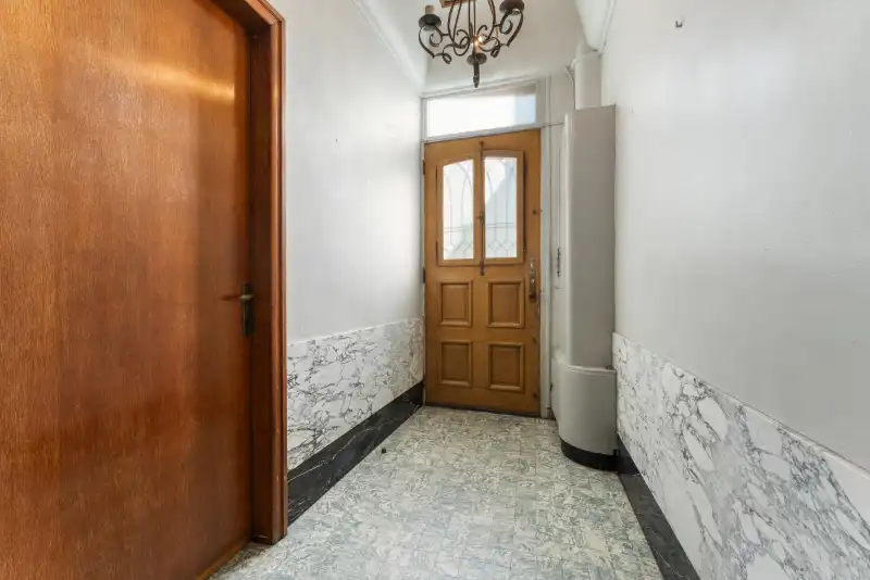 Te renoveren burgerwoning met enorm potentieel in hartje Roeselare foto 2