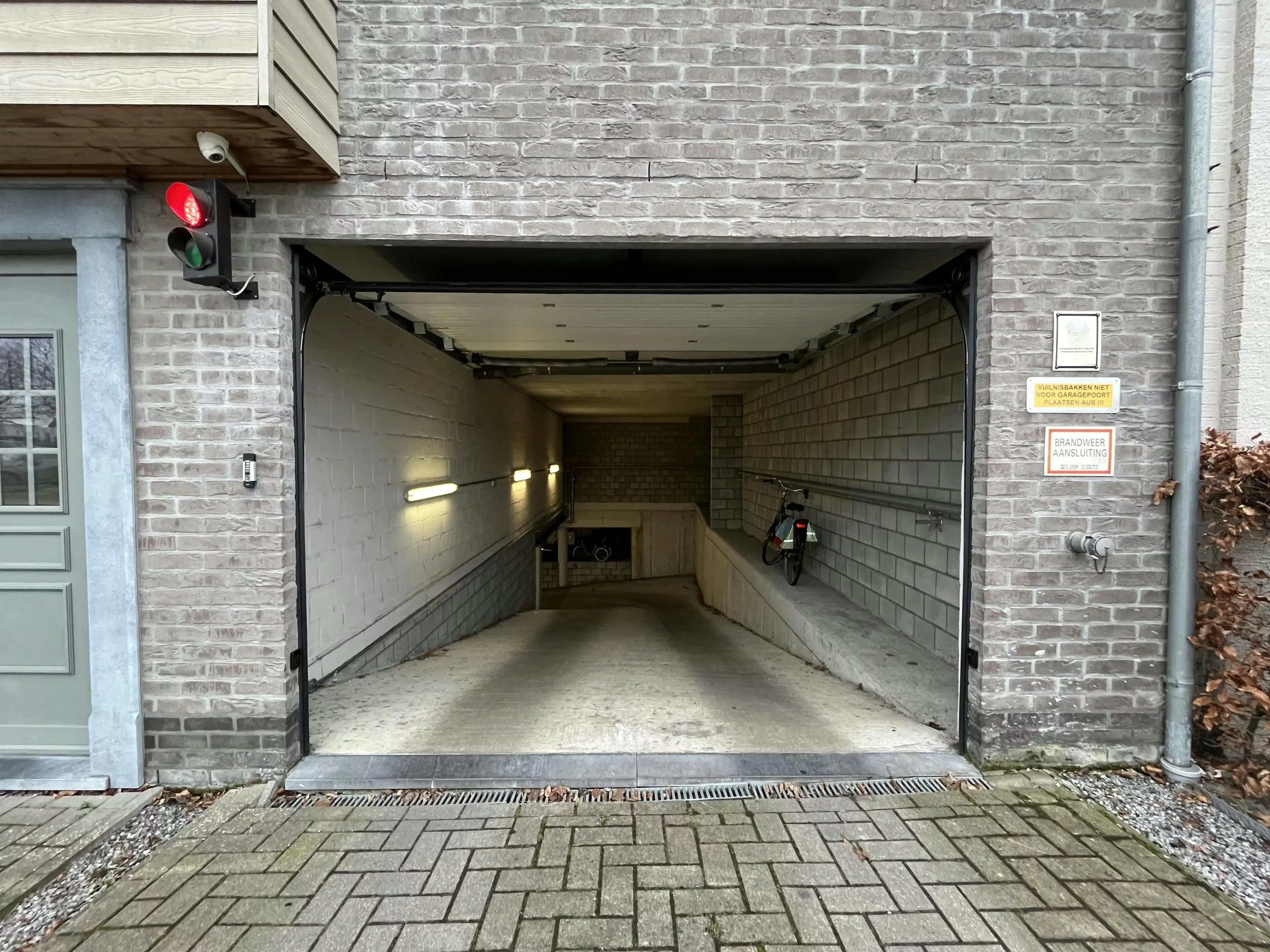 Vlot toegankelijke parkeerplaats + berging in Rijkevorsel foto 2