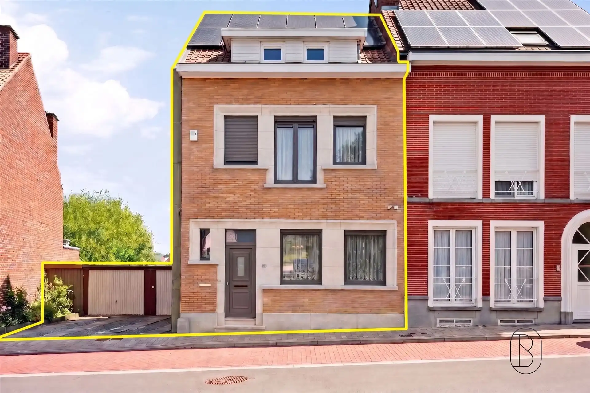 Instapklare 3-slpk woning met 2 garages, tuin en bouwgrond! foto 3