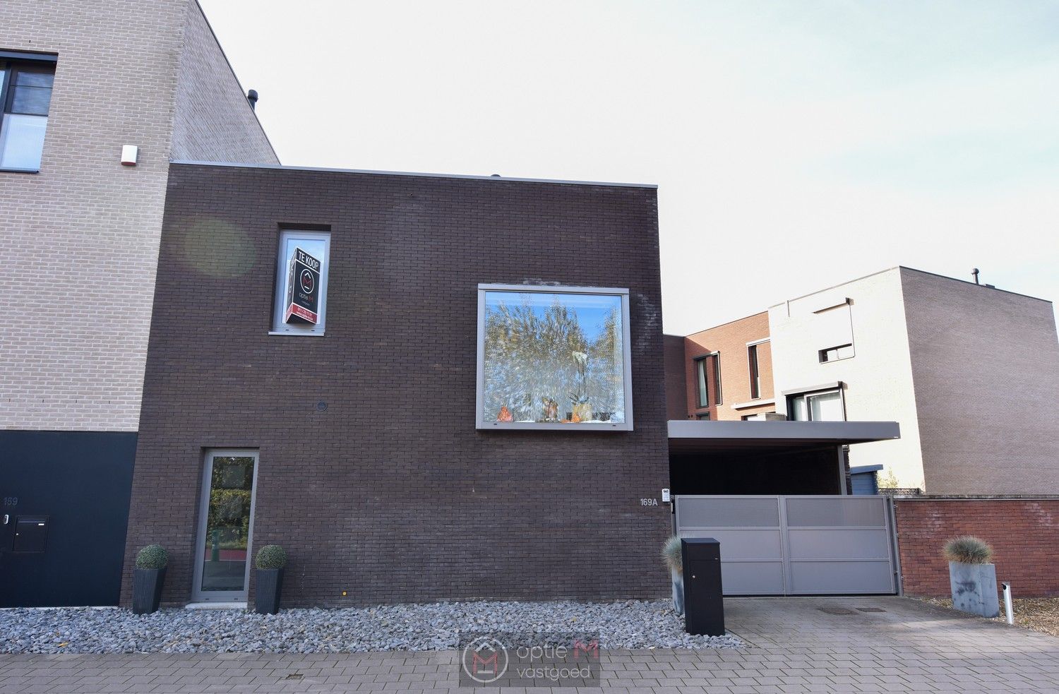 GOED GELEGEN MOOI AFGEWERKTE STADSWONING MET 3 SLAAPKAMERS foto {{pictureIndex}}