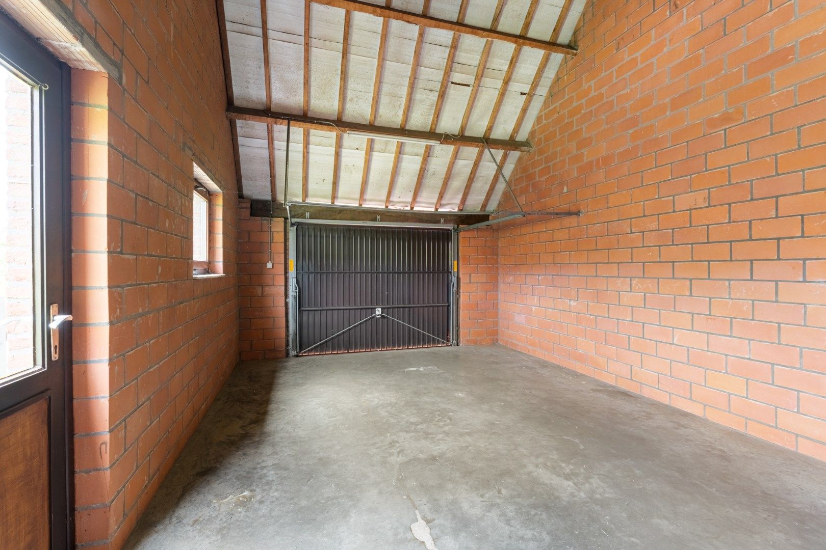 Comfortabel gebouw, onderverdeeld in een gelijkvloers appartement en een woning (210 + 210A), op een perceel van 9a60 met diverse mogelijkheden (kangoeroewoning foto 33