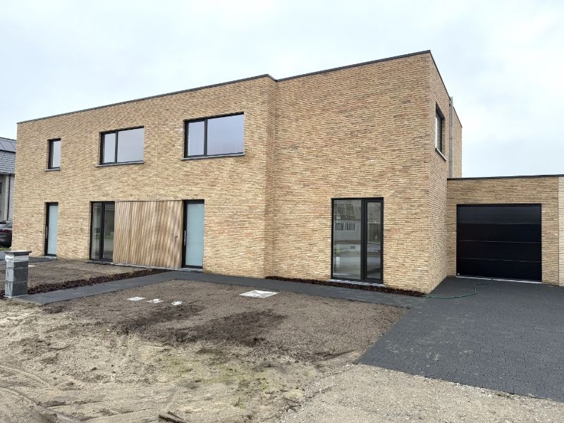 Rustig gelegen energiezuinige nieuwbouwwoning met tuin en garage foto {{pictureIndex}}