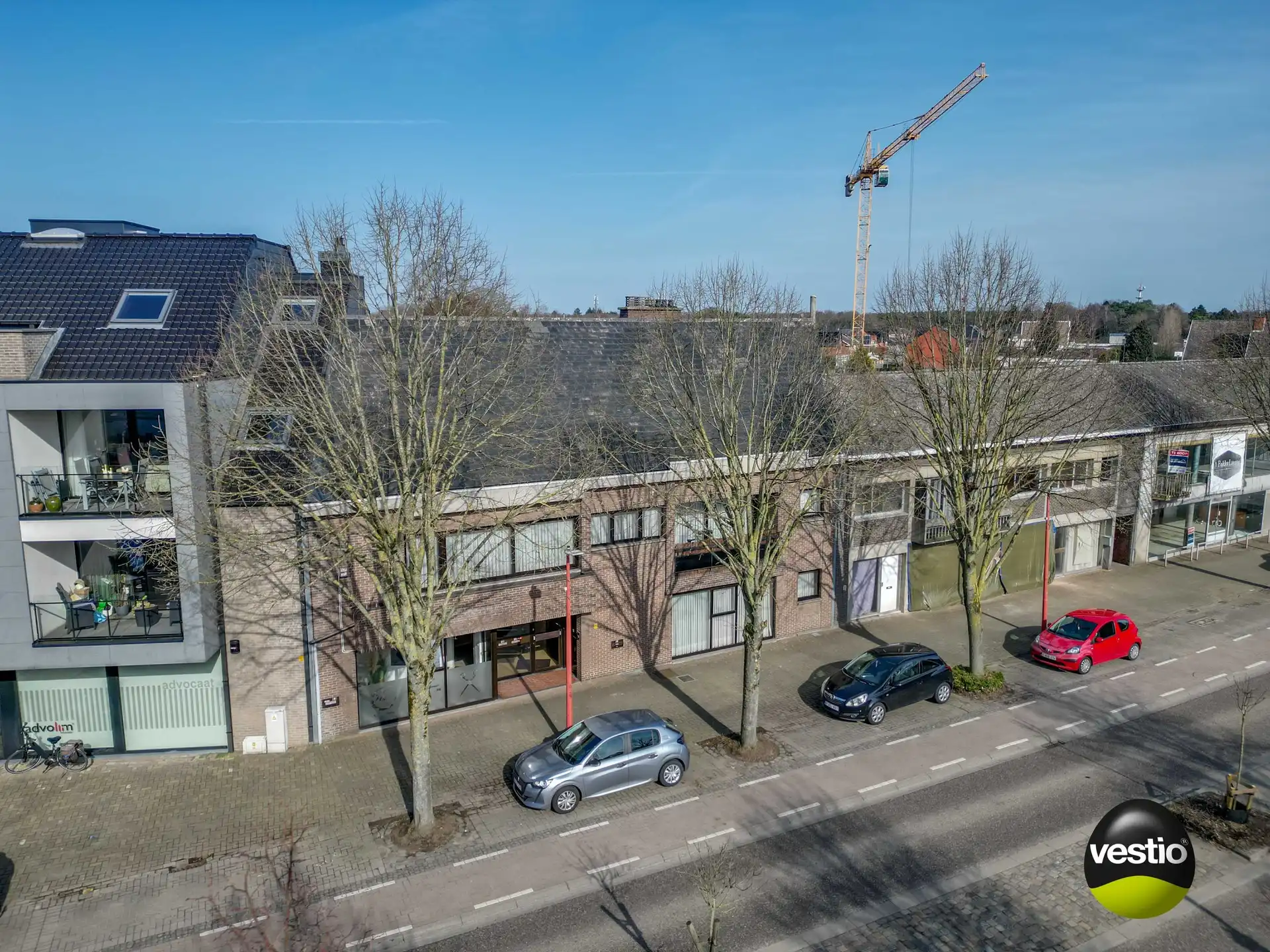 GELIJKVLOERS APPARTEMENT 3 SLAAPKAMERS 171 M² + HANDELSRUIMTE + TUIN + 5 GARAGES + ZOLDER foto 12