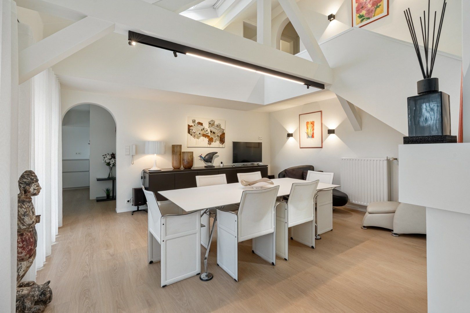 Verrassende villa met luchtig interieur en grote tuin foto 12