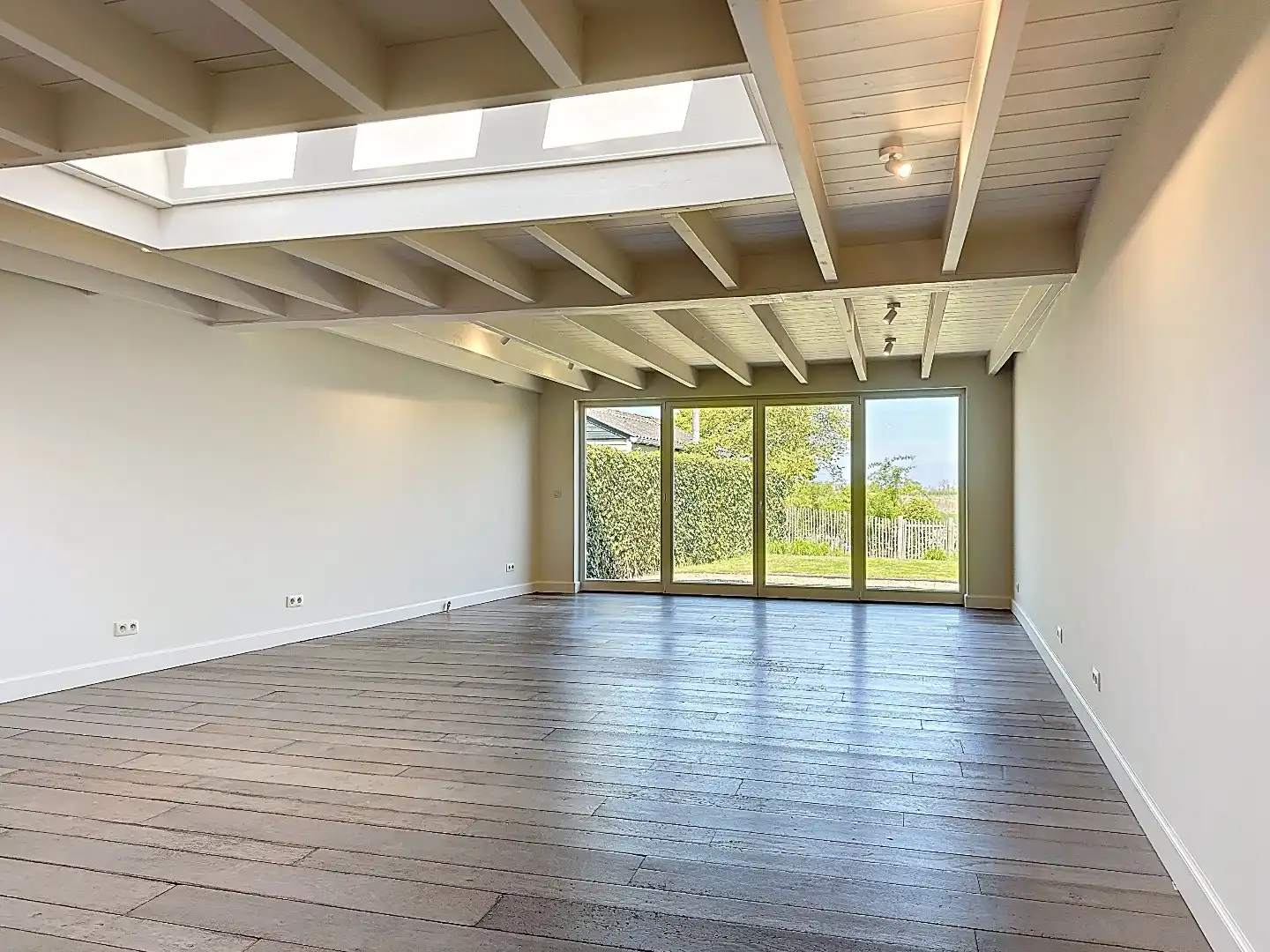 Sfeervolle en luxe tussenwoning in Zuidzande met vrij zicht over de velden foto 5