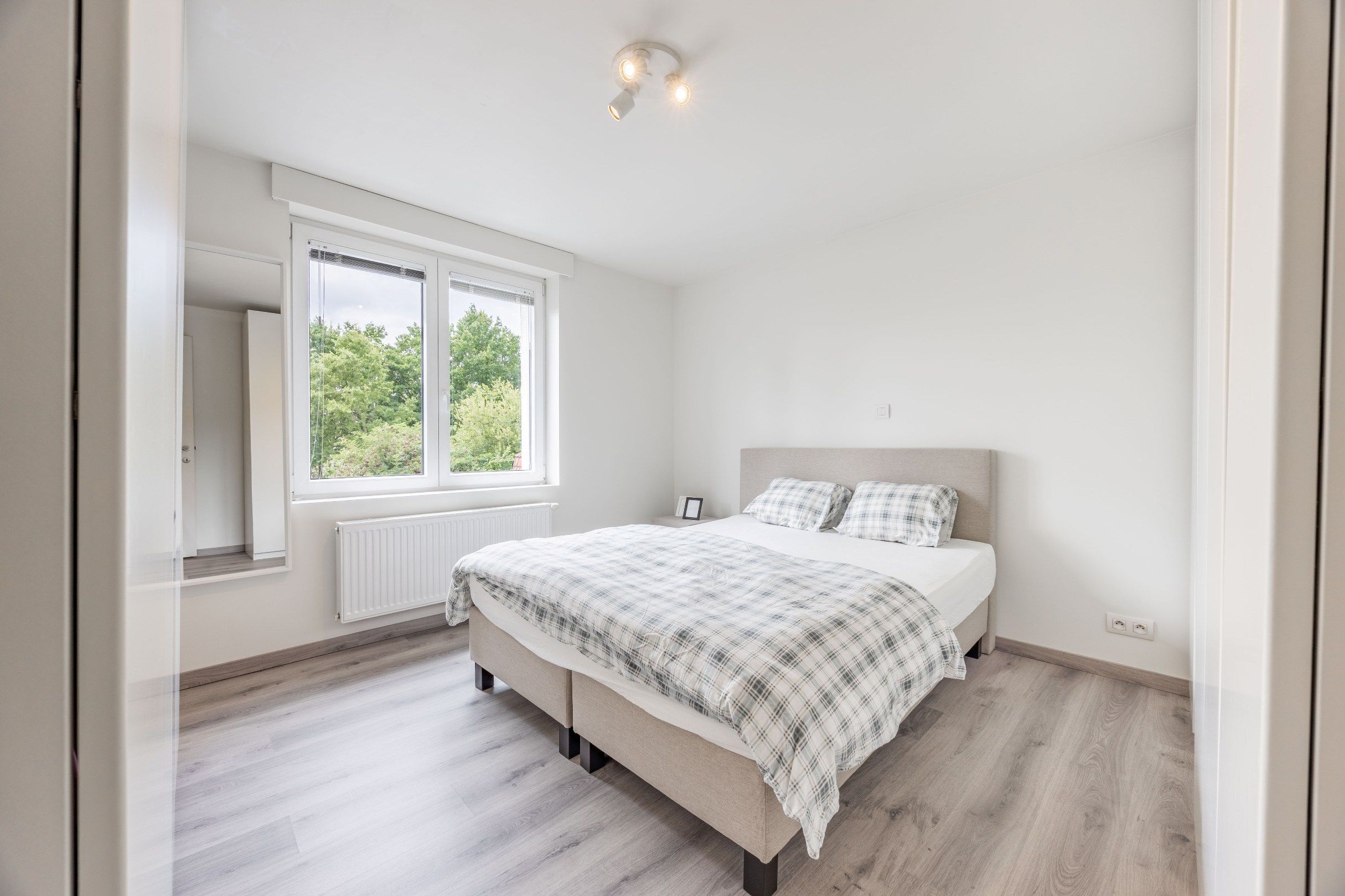 SUBLIEM GERENOVEERDE RIJWONING MET UITWEG foto 15