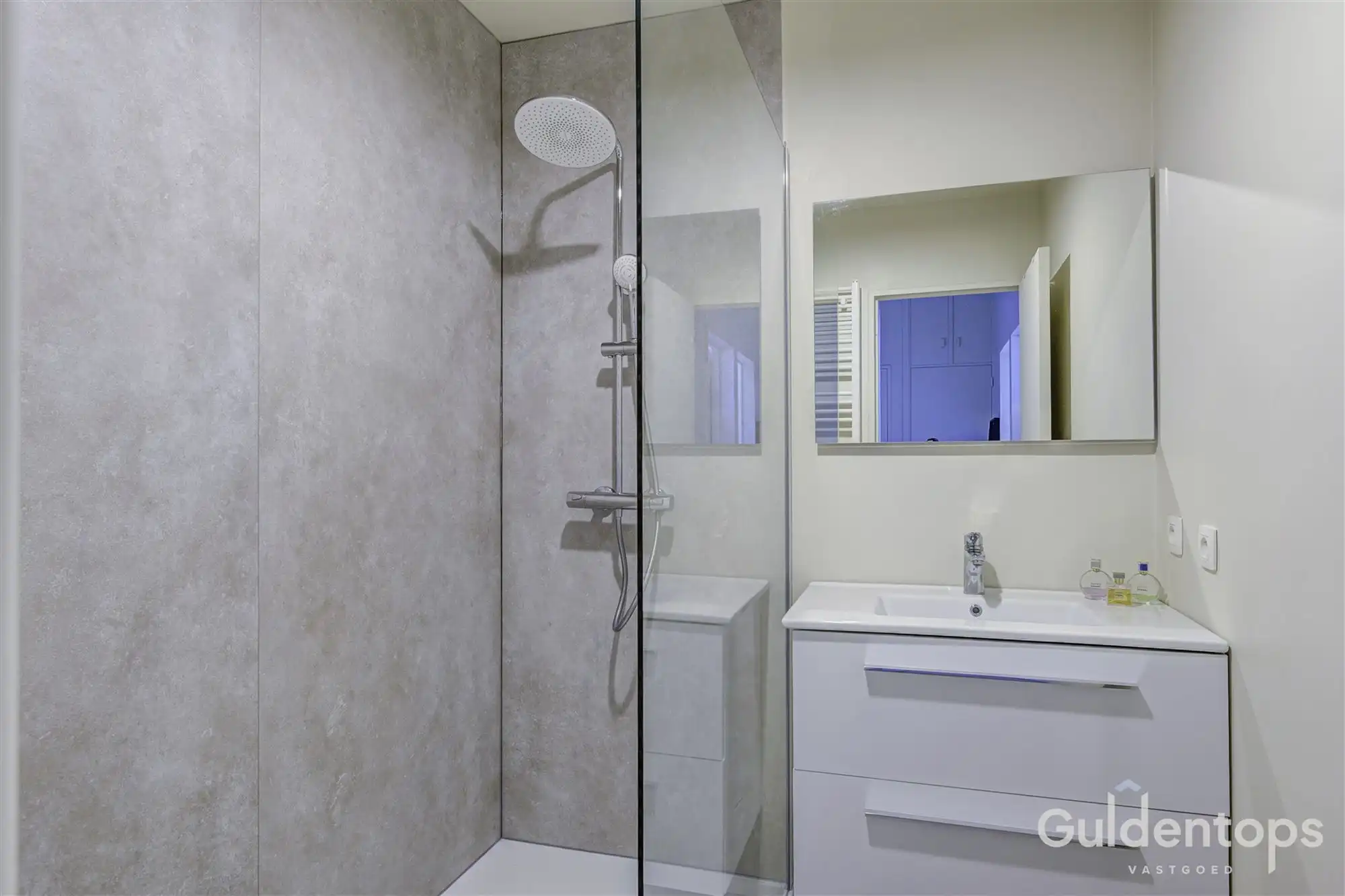 Knap vernieuwd 2 slaapkamerappartement op topligging foto 21