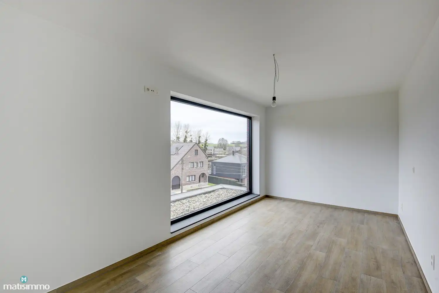 VOLLEDIG AFGEWERKTE EN GESCHILDERDE NIEUWBOUWWONING (EPB E10) MET 3 SLAAPKAMERS, 2 BADKAMERS, 2 GARAGES, KELDER EN AANGELEGDE TUIN IN WERM foto 14