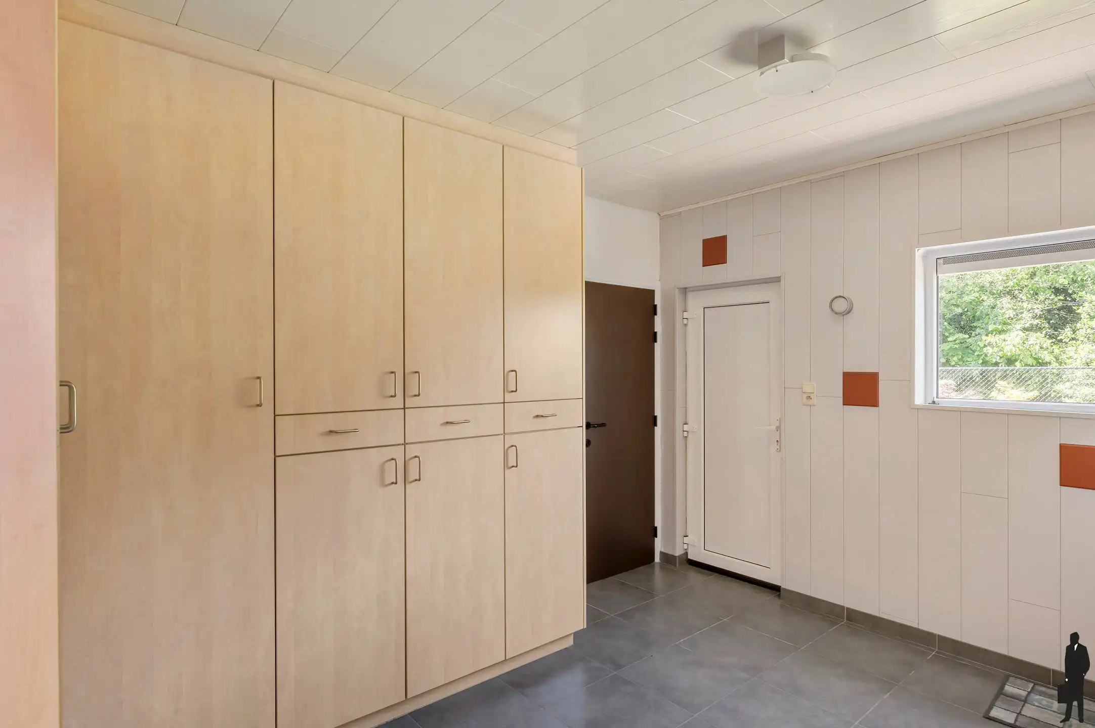 Rustig gelegen ruime gezinswoning met maar liefst 7 slaapkamers, meerdere garages en tal van praktische troeven. foto 8
